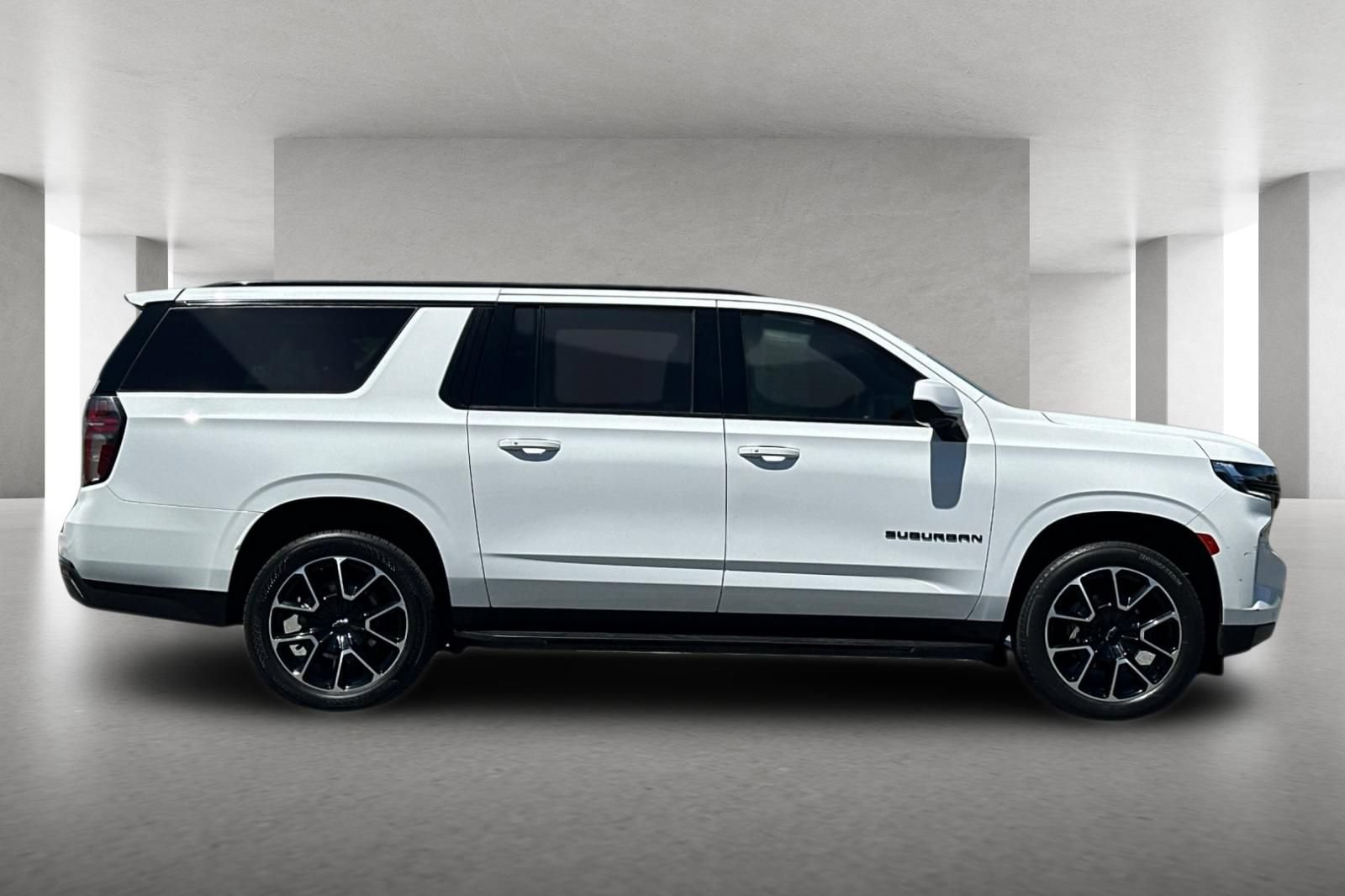 Used 2024 Chevrolet Suburban RST RWD image 3