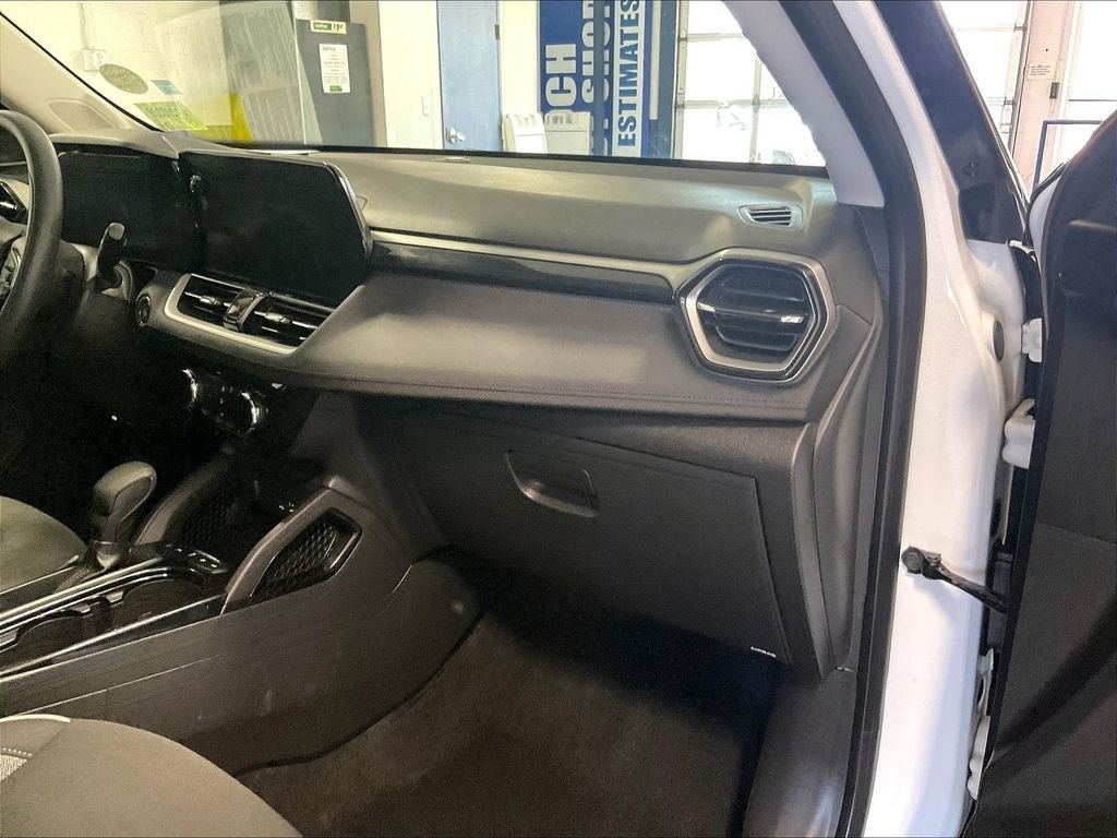 Used 2025 Chevrolet TrailBlazer LT AWD/4WD image 13