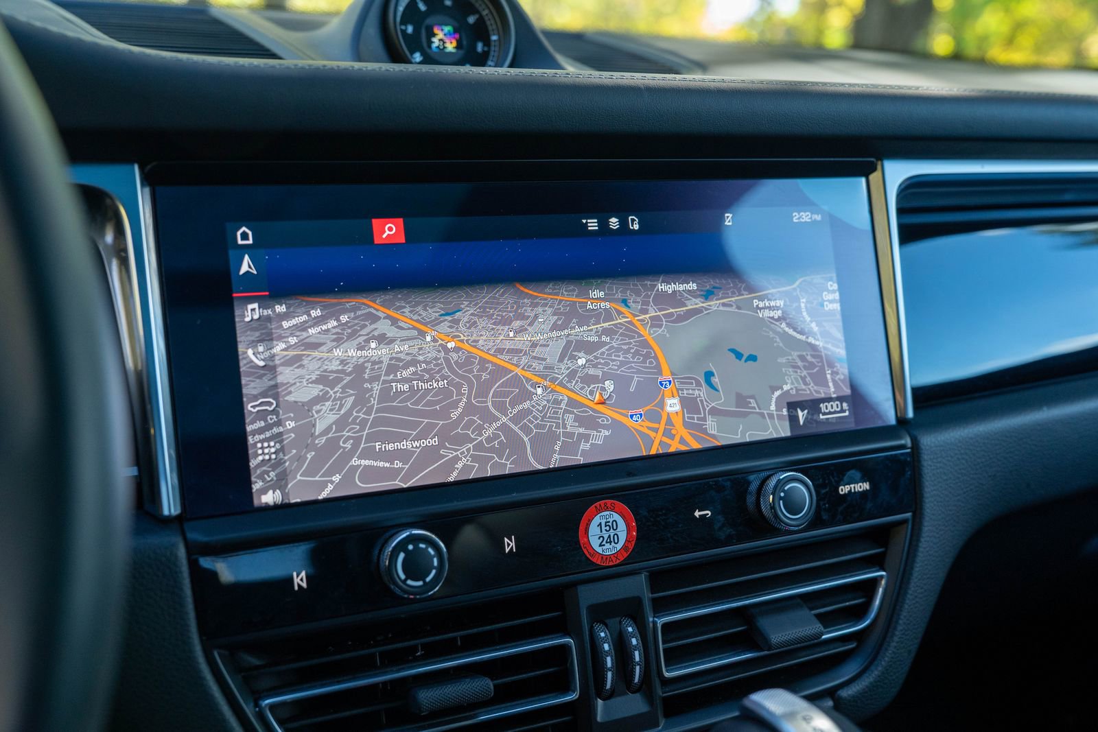 Certified 2025 Porsche Macan Base image 29