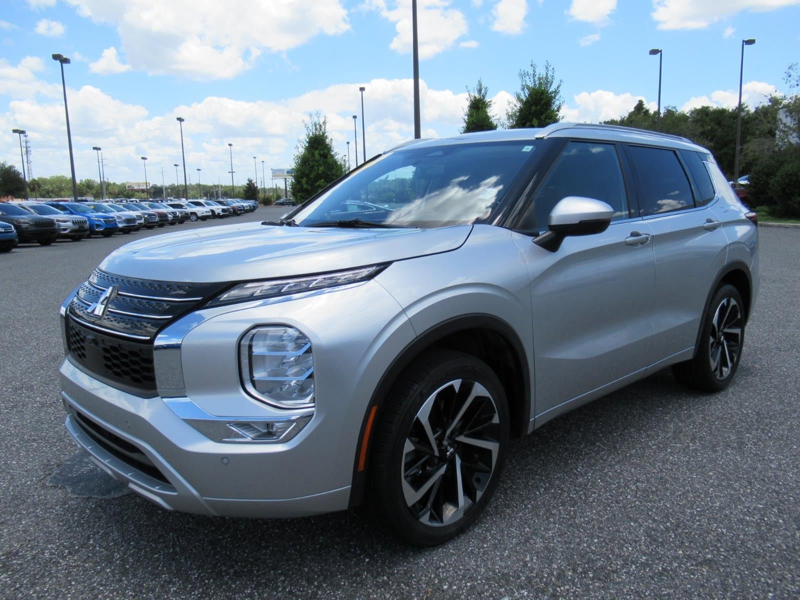 Used 2023 Mitsubishi Outlander SEL FWD image 3