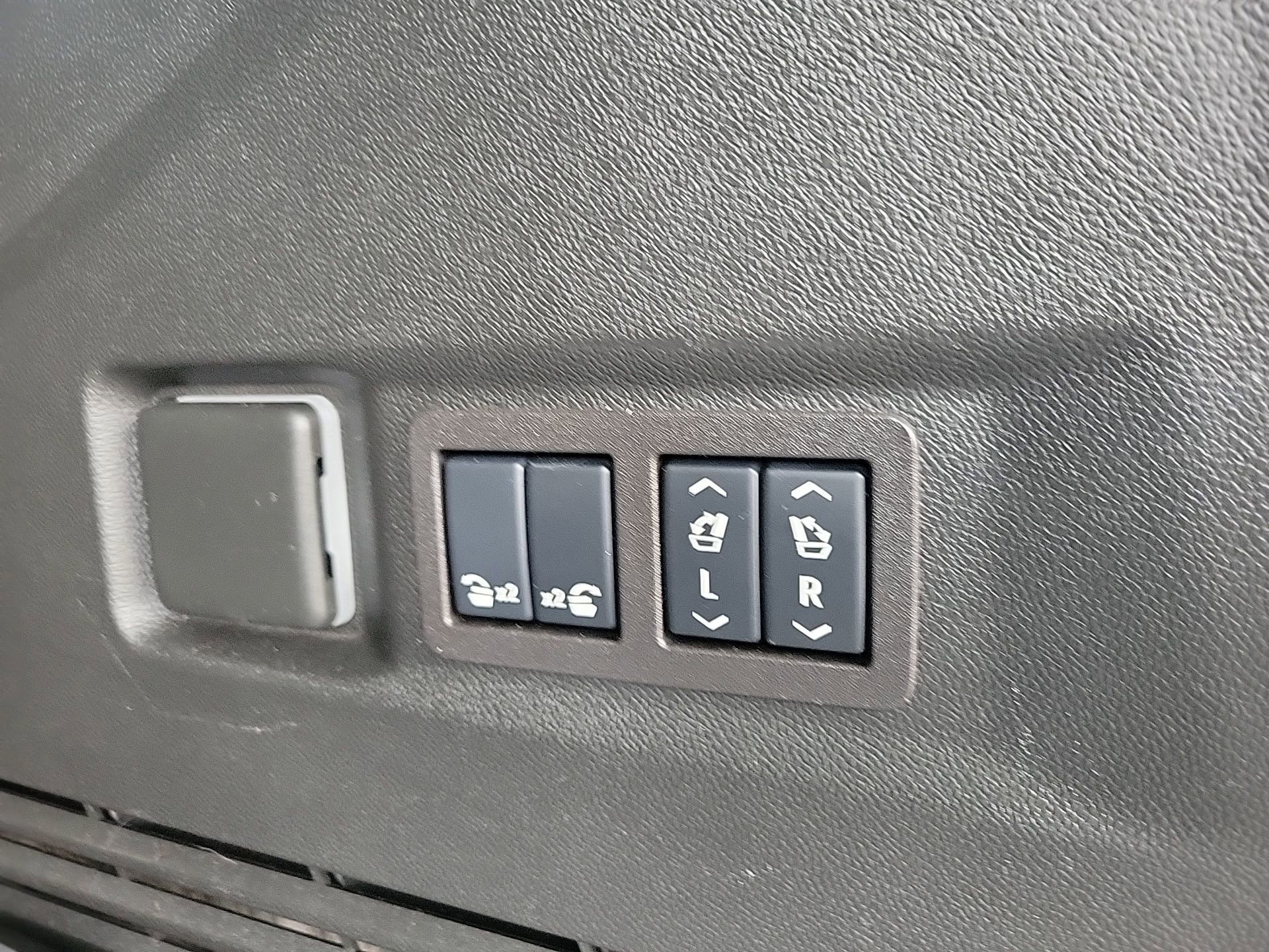 Used 2024 GMC Yukon AT4 w/ AT4 Premium Package image 17