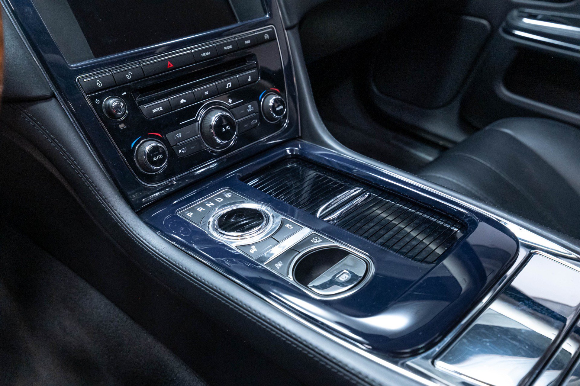 Used 2013 Jaguar XJ AWD image 12