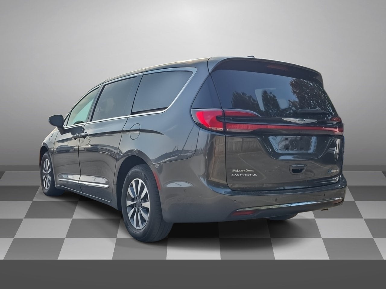 Used 2022 Chrysler Pacifica Limited w/ Uconnect Theater Family Group FWD image 4