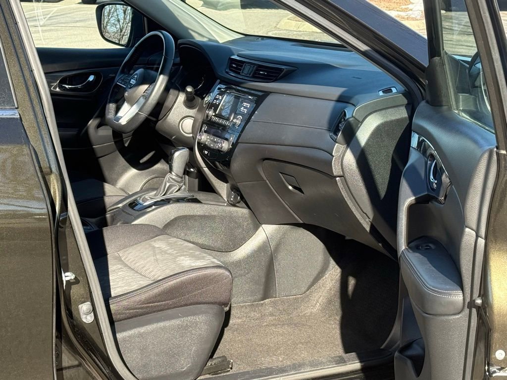 Used 2017 Nissan Rogue SV image 14