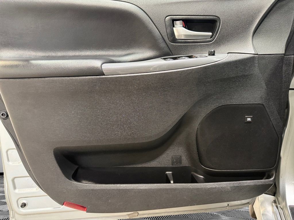 Used 2019 Toyota Sienna SE AWD/4WD image 22