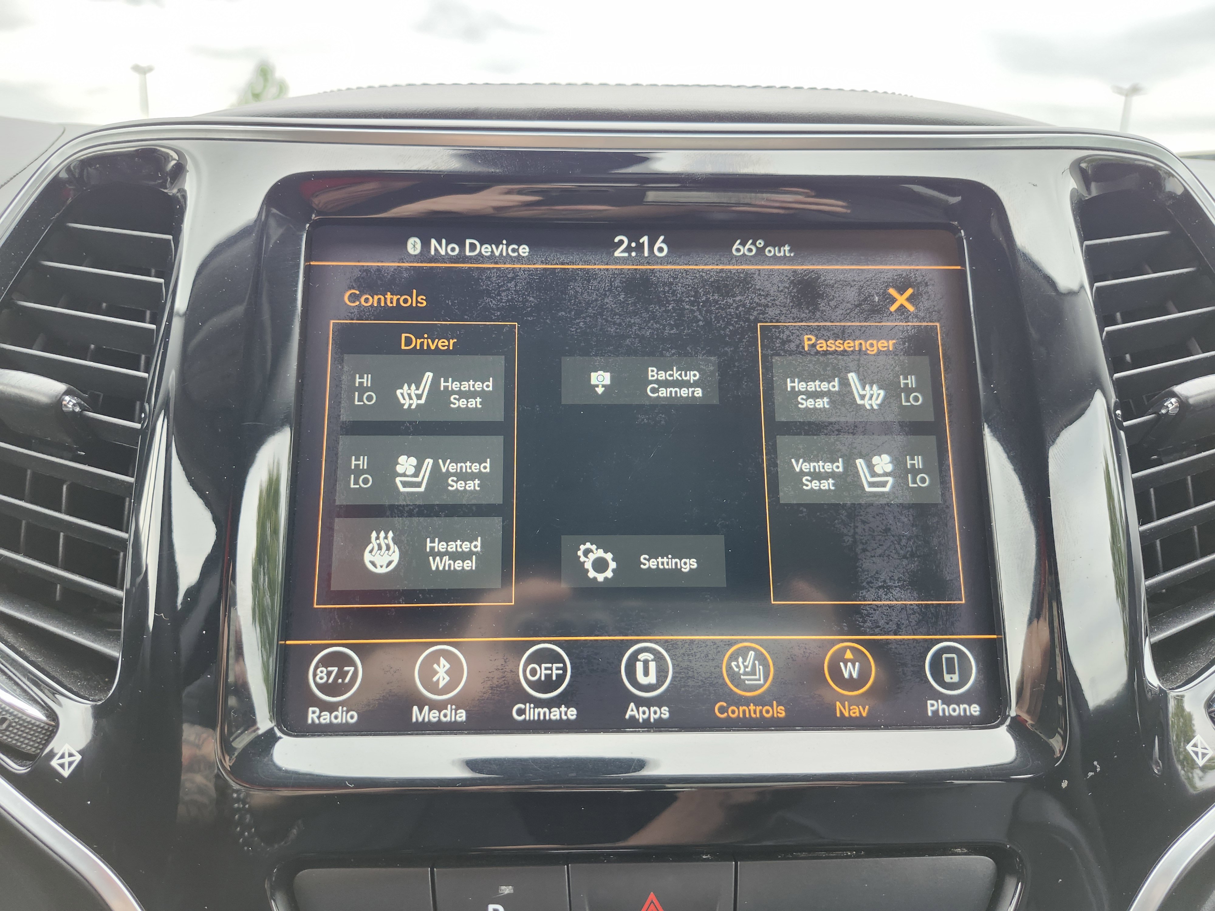 Used 2019 Jeep Cherokee Overland AWD/4WD image 8