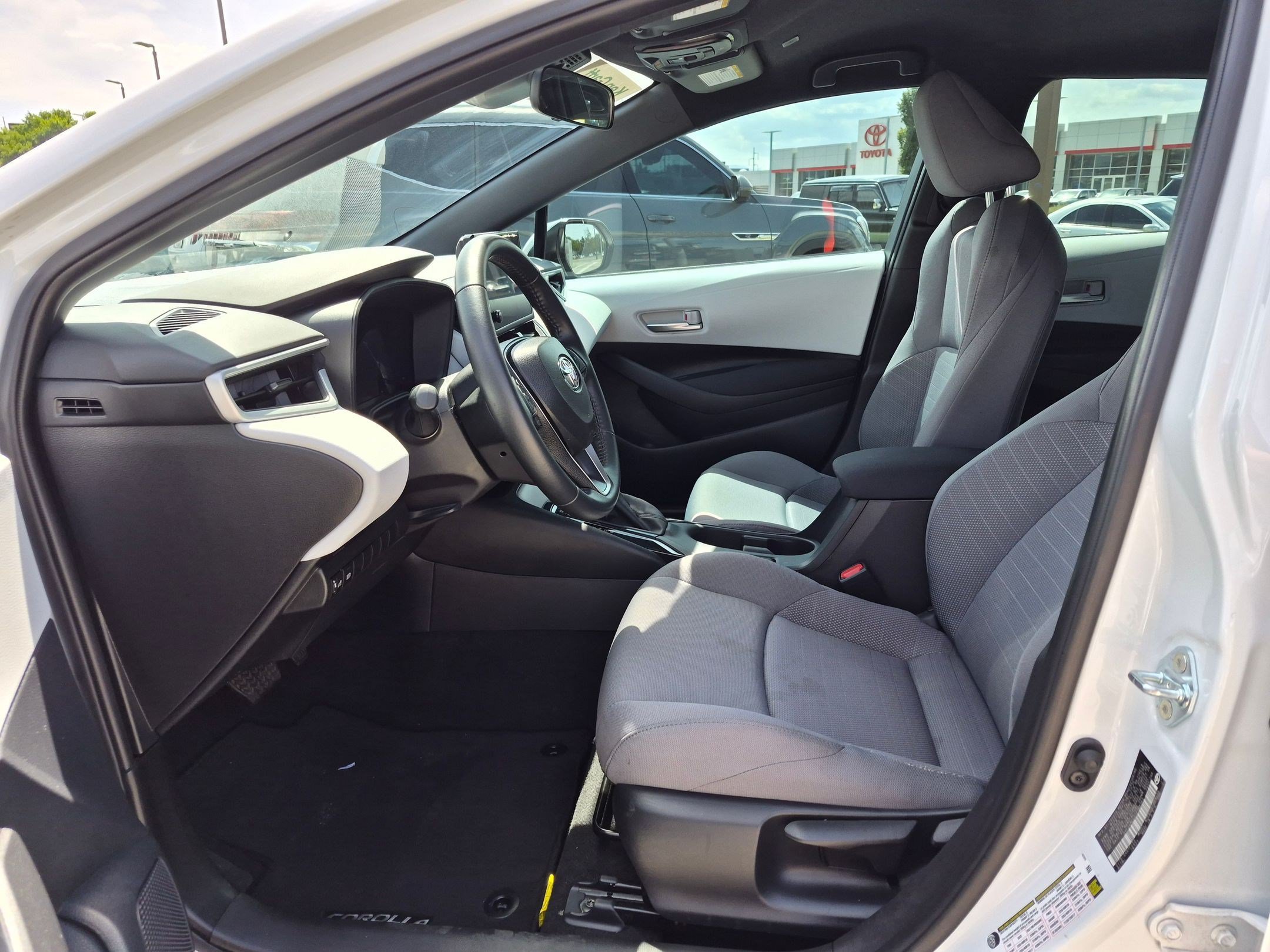 Used 2026 Toyota Corolla SE w/ Carpet Mat Package (TMS) FWD image 17