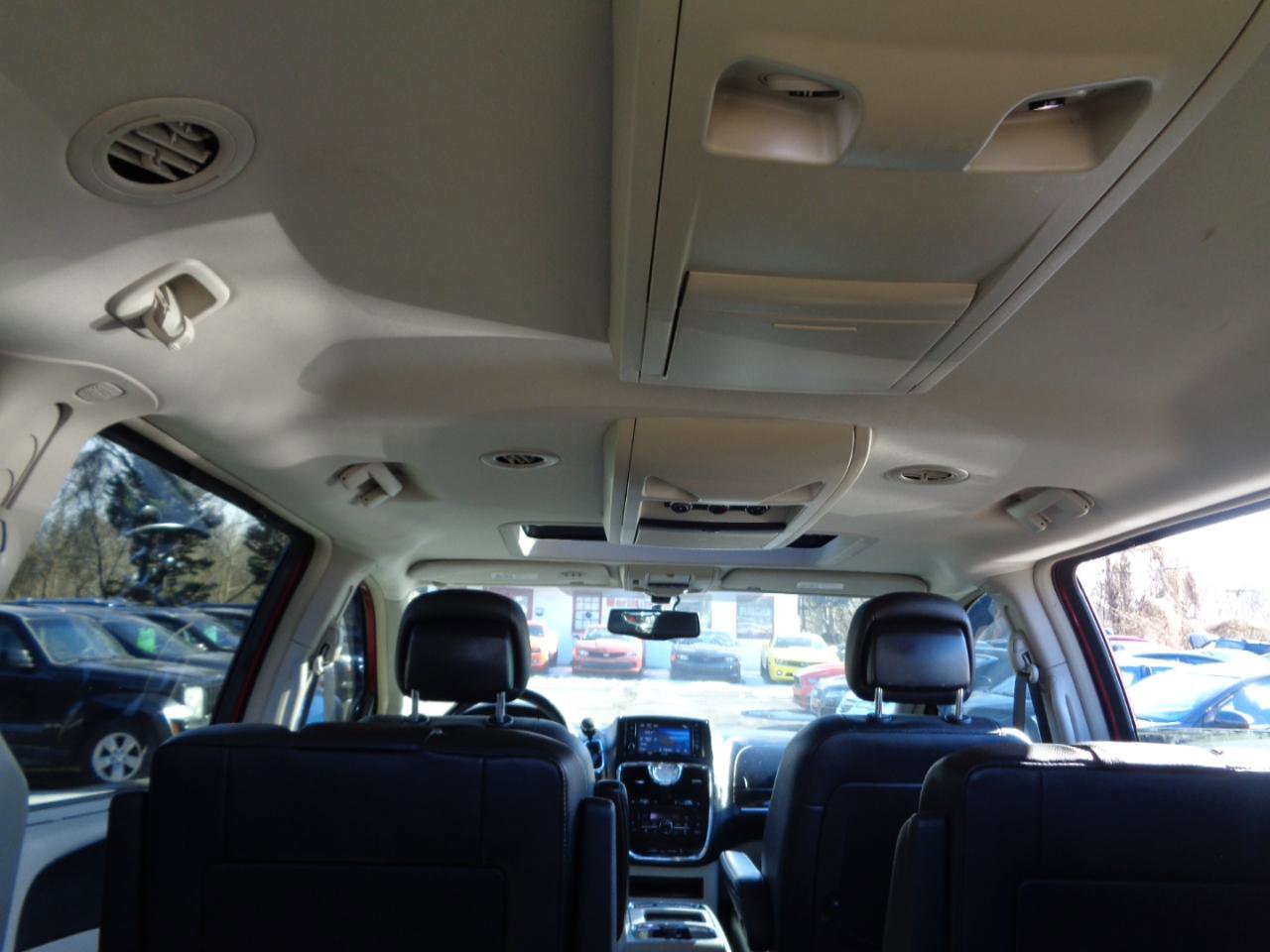 Used 2016 Chrysler Town & Country Touring-L image 50