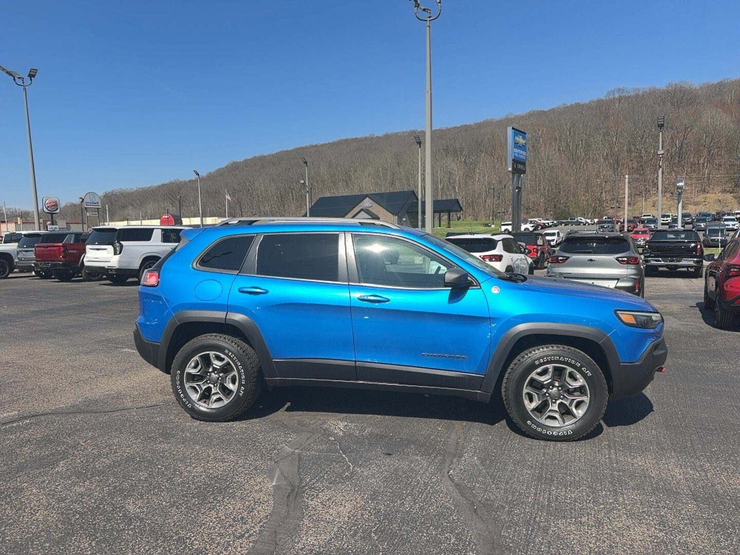 Used 2019 Jeep Cherokee Trailhawk video 3