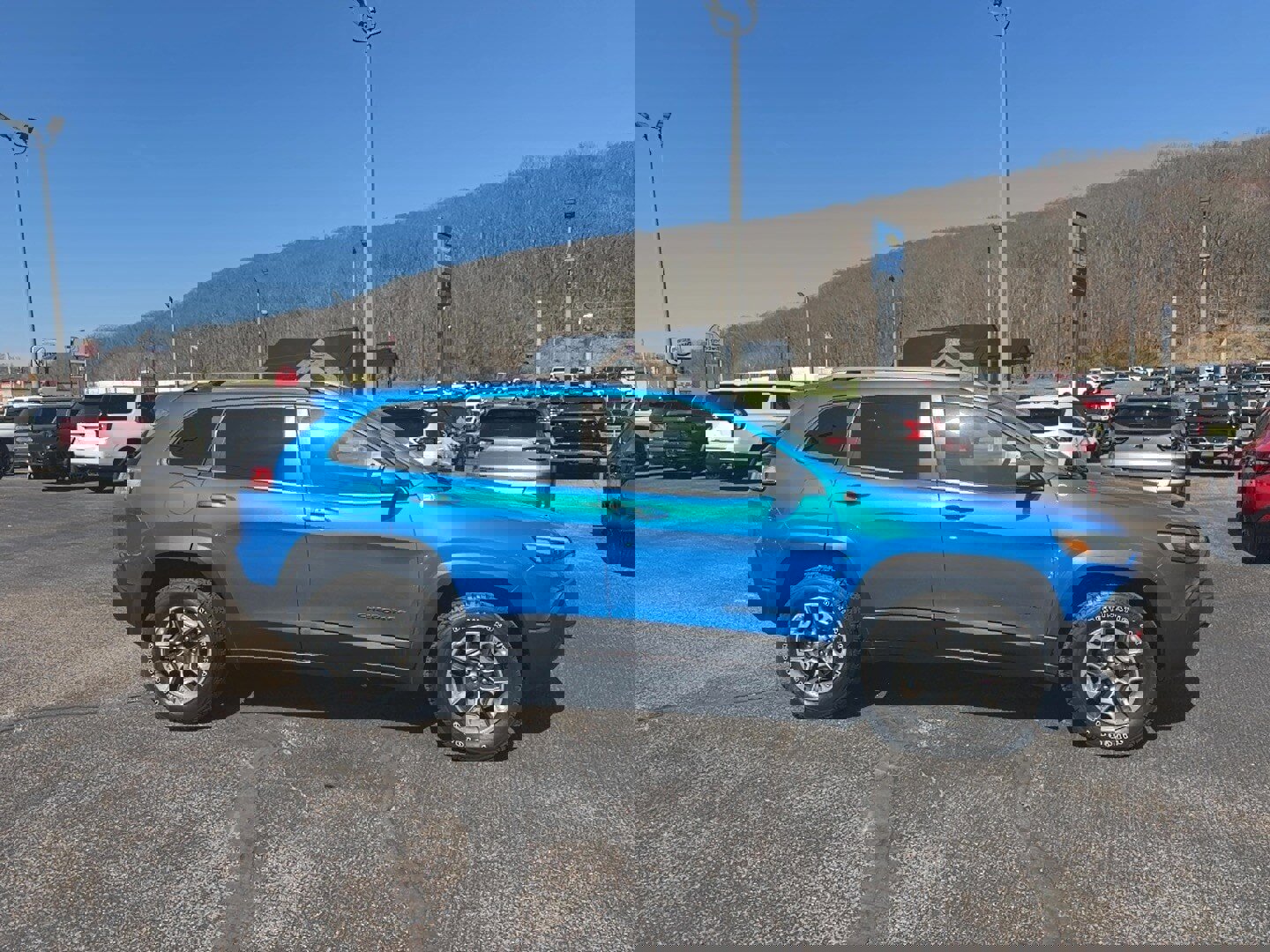 Used 2019 Jeep Cherokee Trailhawk image 3