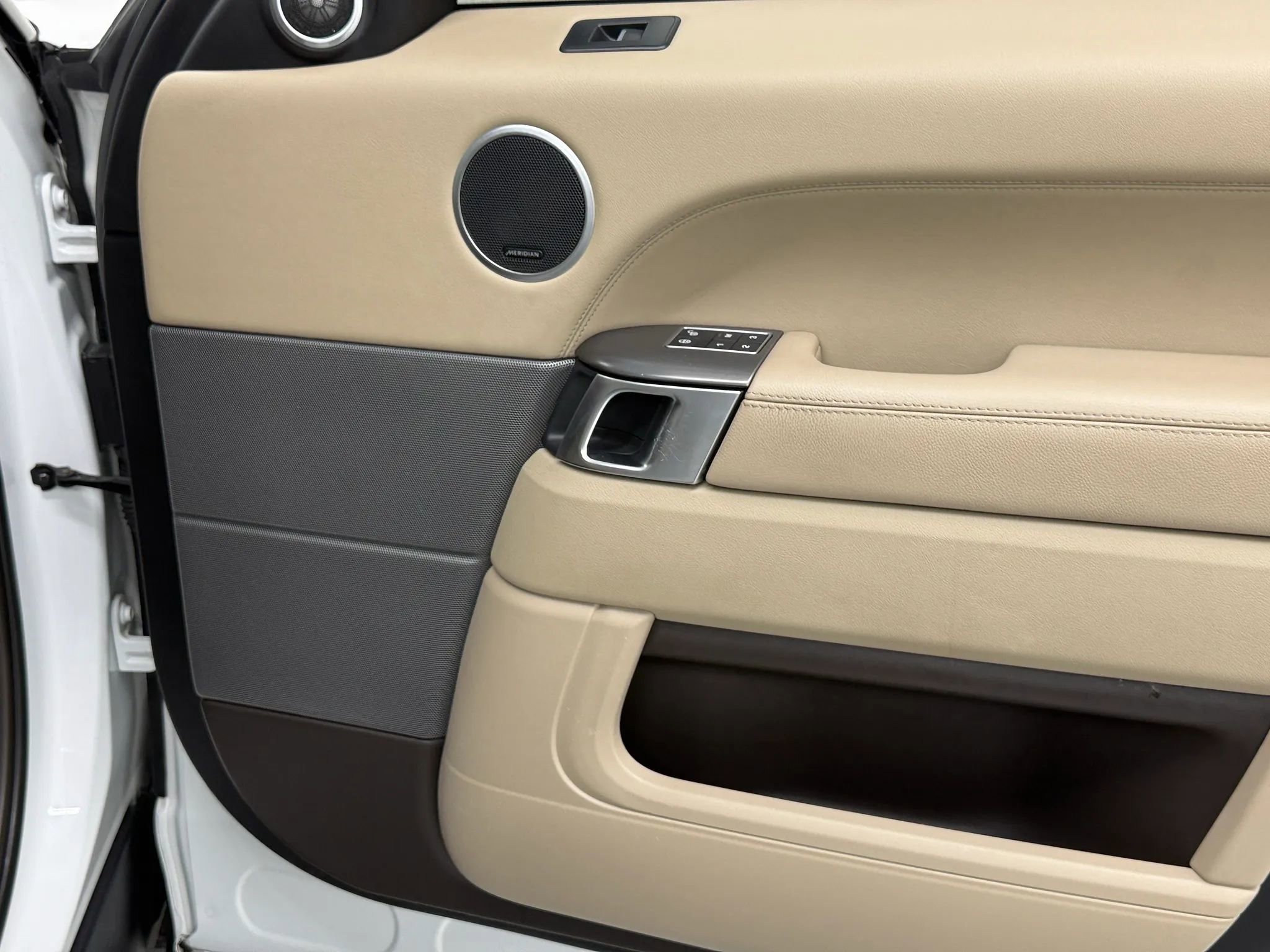 Used 2016 Land Rover Range Rover Sport SE image 31