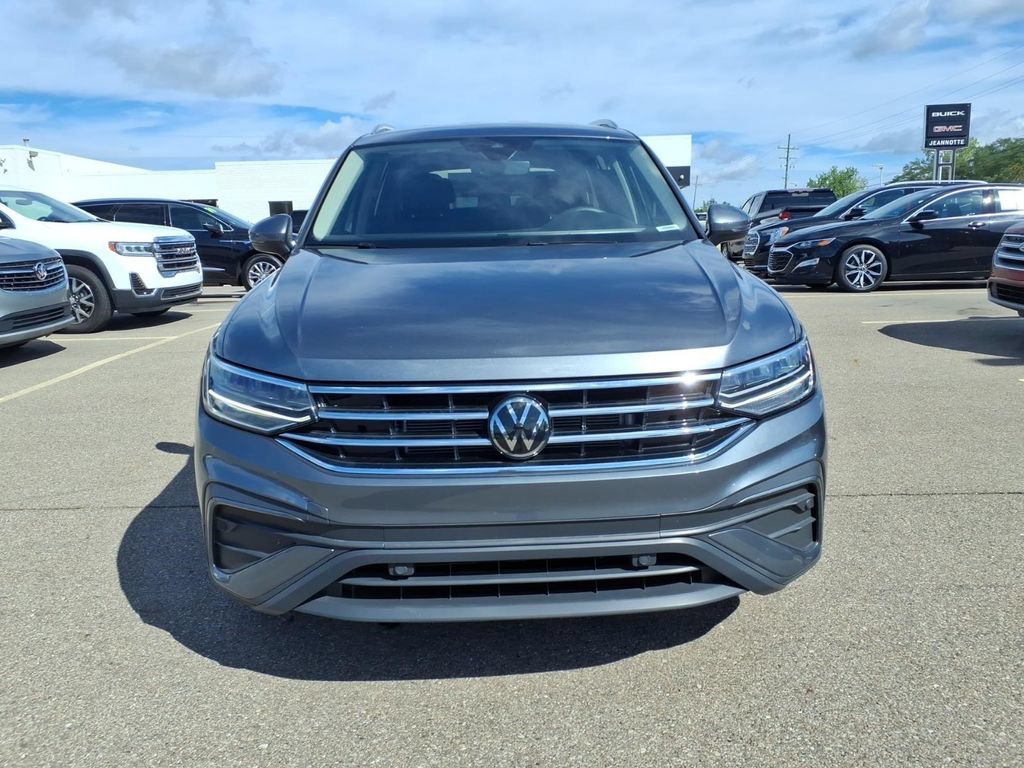 Used 2024 Volkswagen Tiguan SE AWD/4WD image 2