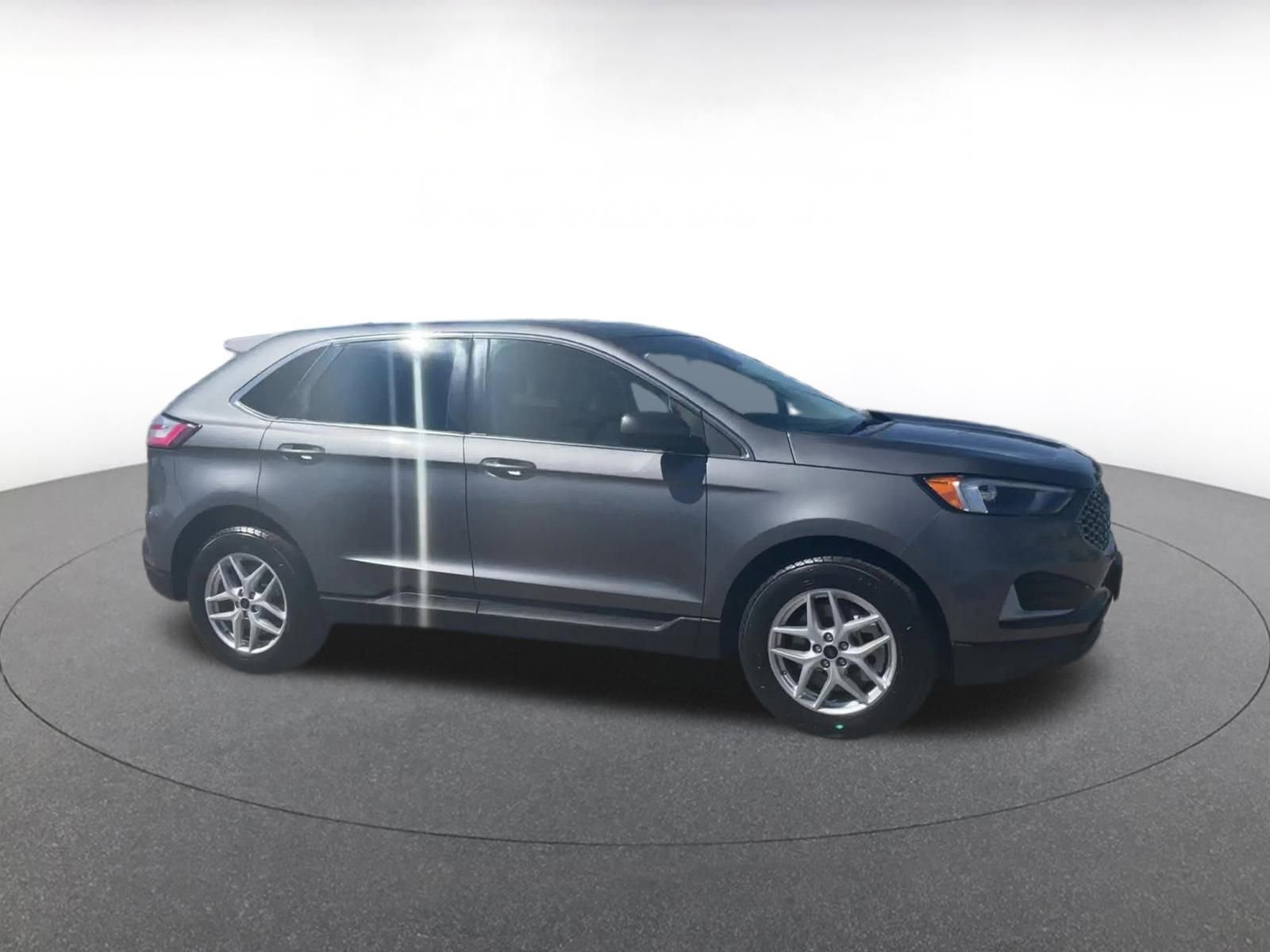 Used 2024 Ford Edge SEL image 2