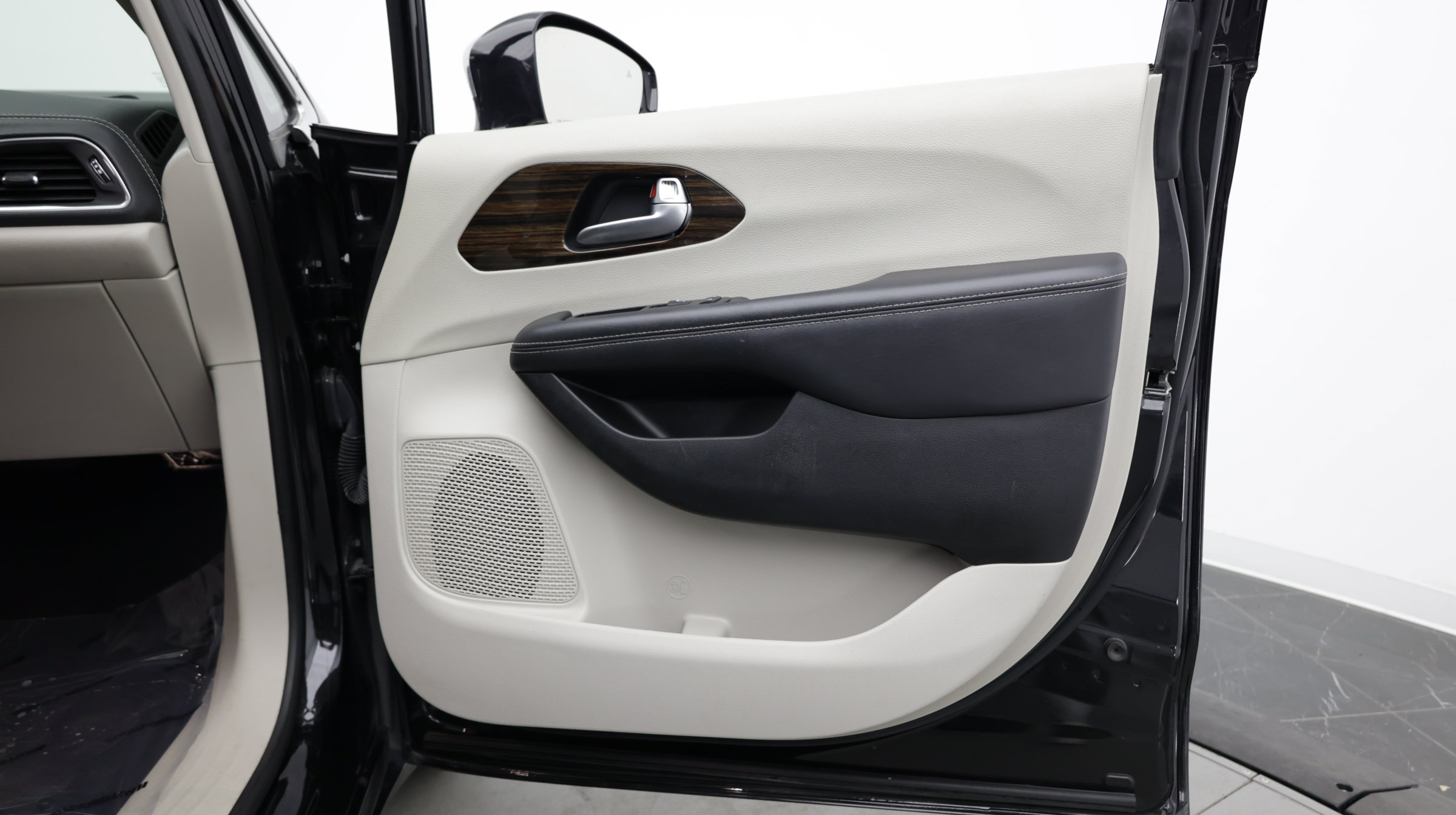 Used 2023 Chrysler Pacifica Limited FWD image 40