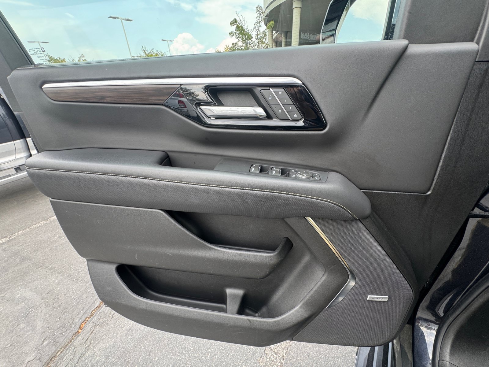 Used 2025 Chevrolet Tahoe Premier AWD/4WD image 34