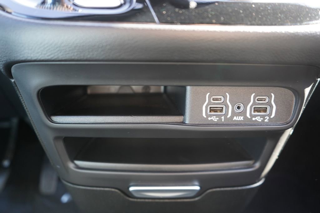 Used 2025 Chrysler Pacifica Select FWD image 35