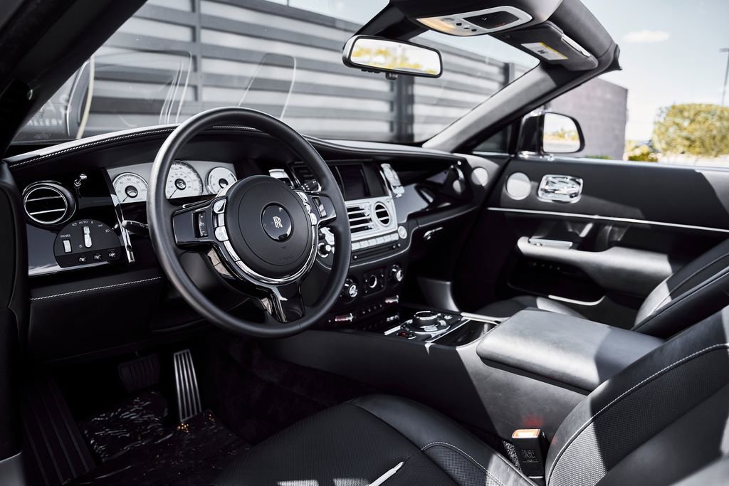 Used 2018 Rolls-Royce Dawn RWD image 2