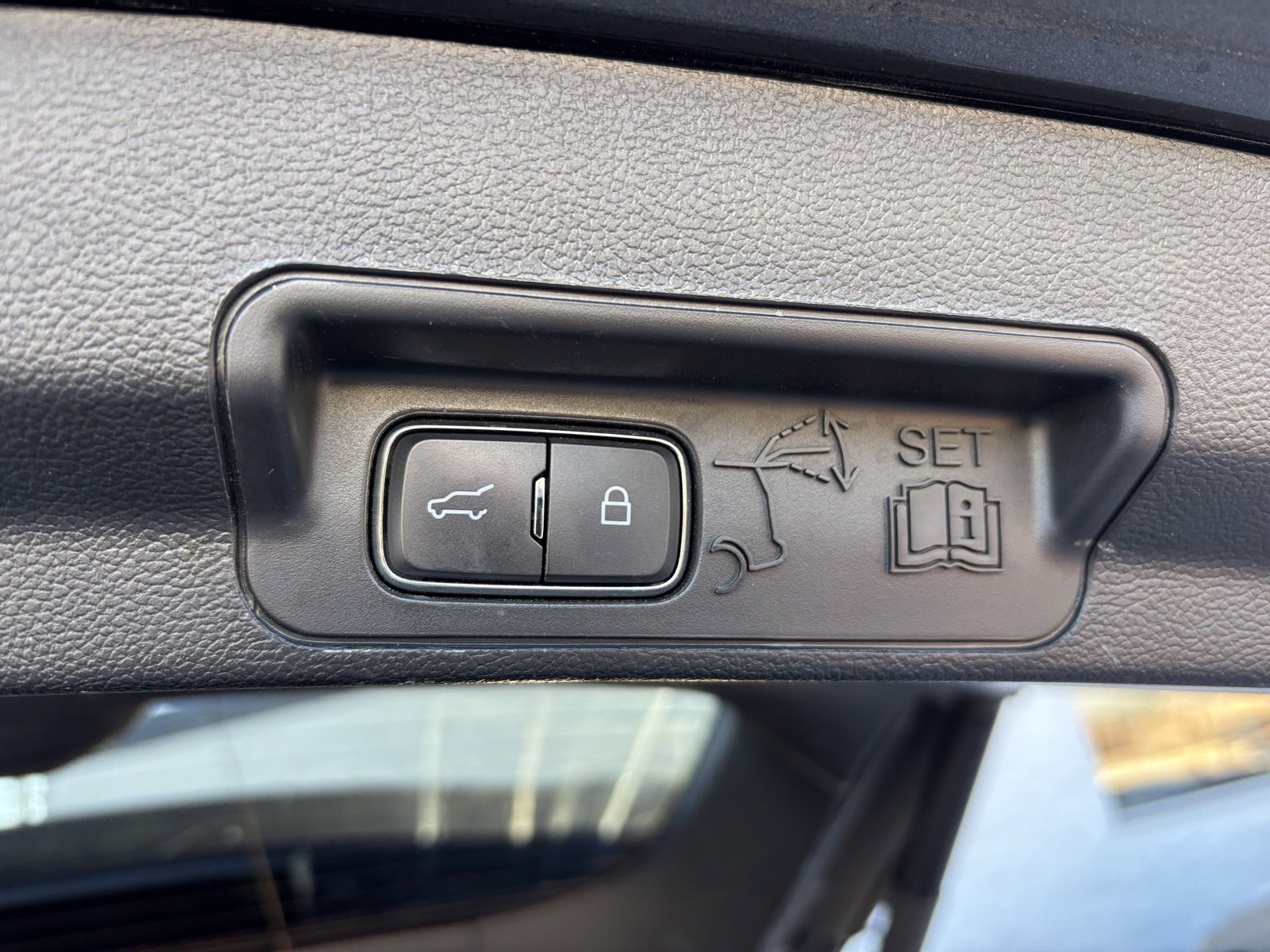 Used 2020 Ford Explorer XLT image 23