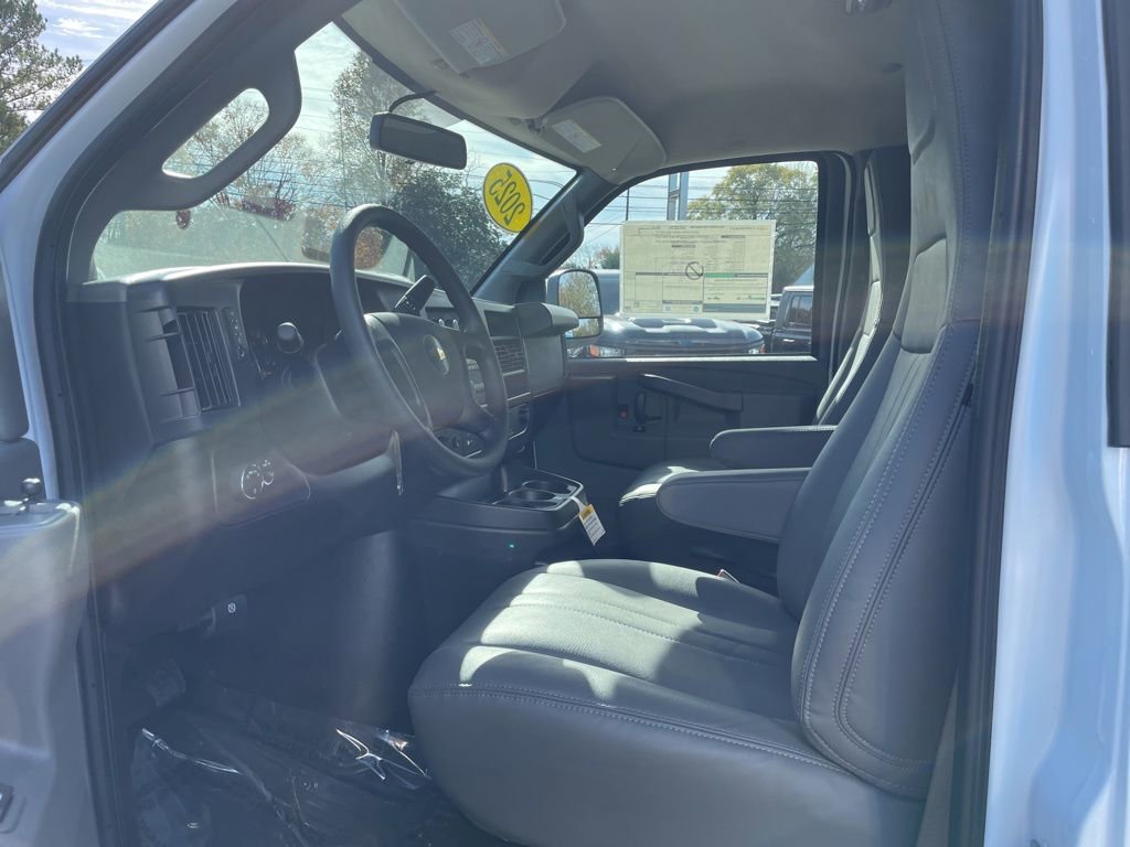 New 2025 Chevrolet Express 2500 Work Van image 4