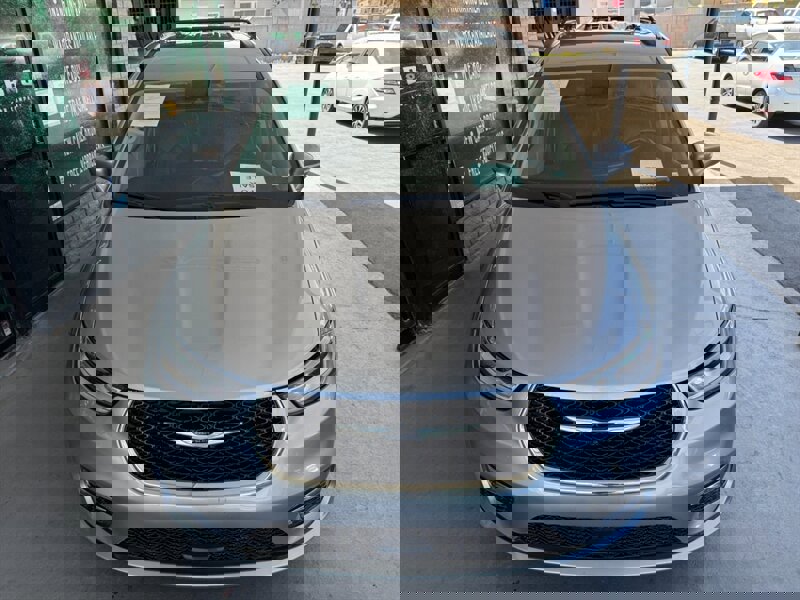 Used 2021 Chrysler Pacifica Touring-L image 12