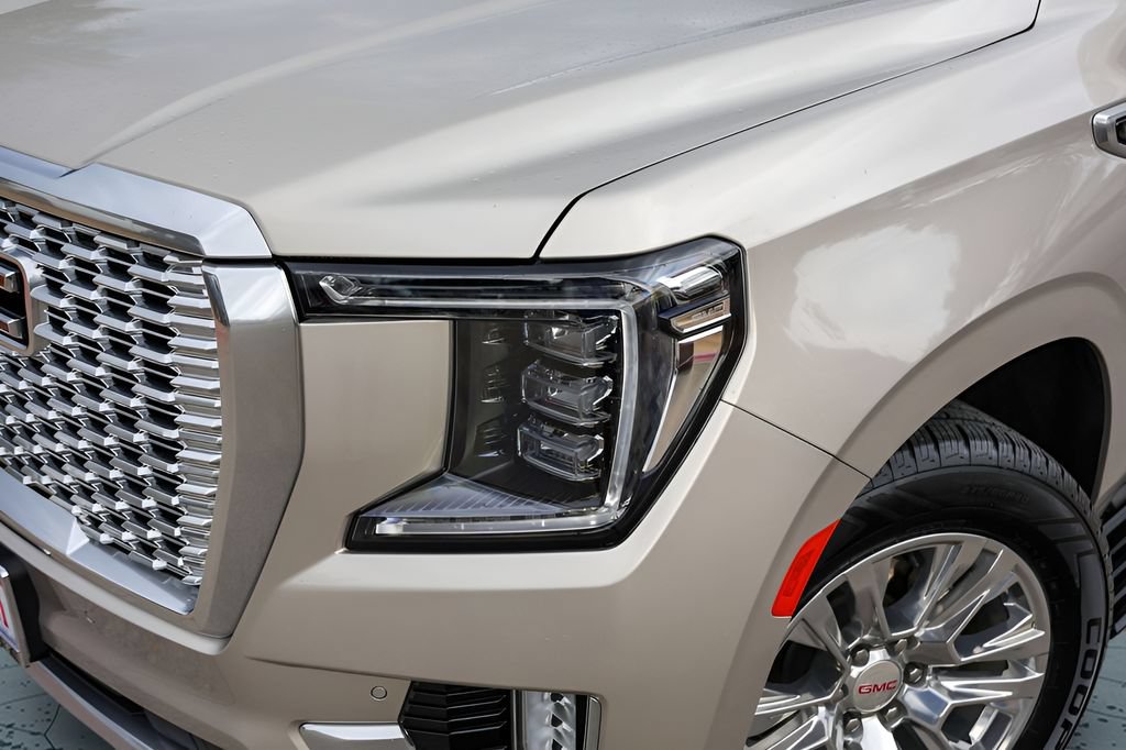 Used 2021 GMC Yukon Denali w/ Advanced Technology Package RWD image 3
