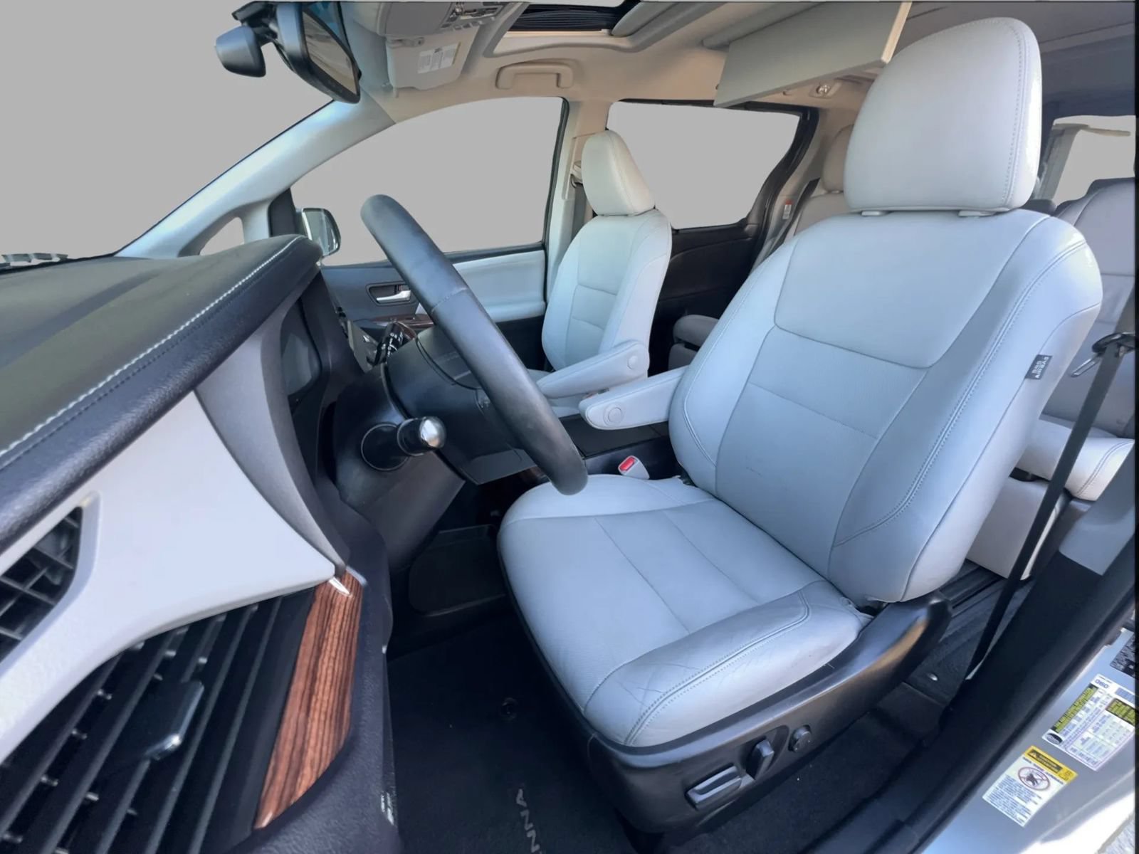 Used 2015 Toyota Sienna Limited Premium FWD image 19