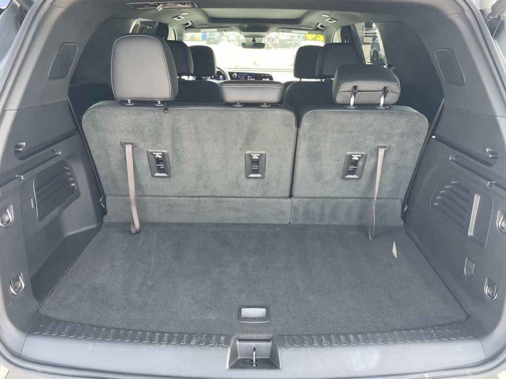 Used 2024 Chevrolet Traverse LT w/ LPO, Floor Liner Package FWD image 11