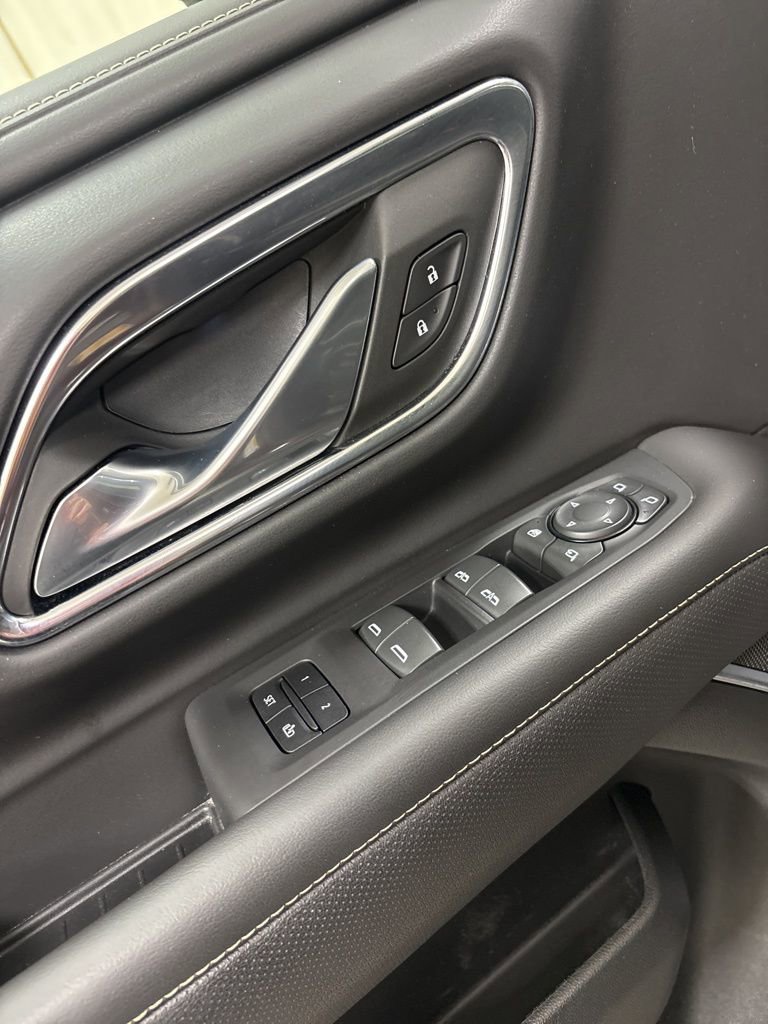 Used 2023 GMC Yukon SLT w/ SLT Luxury Package image 16