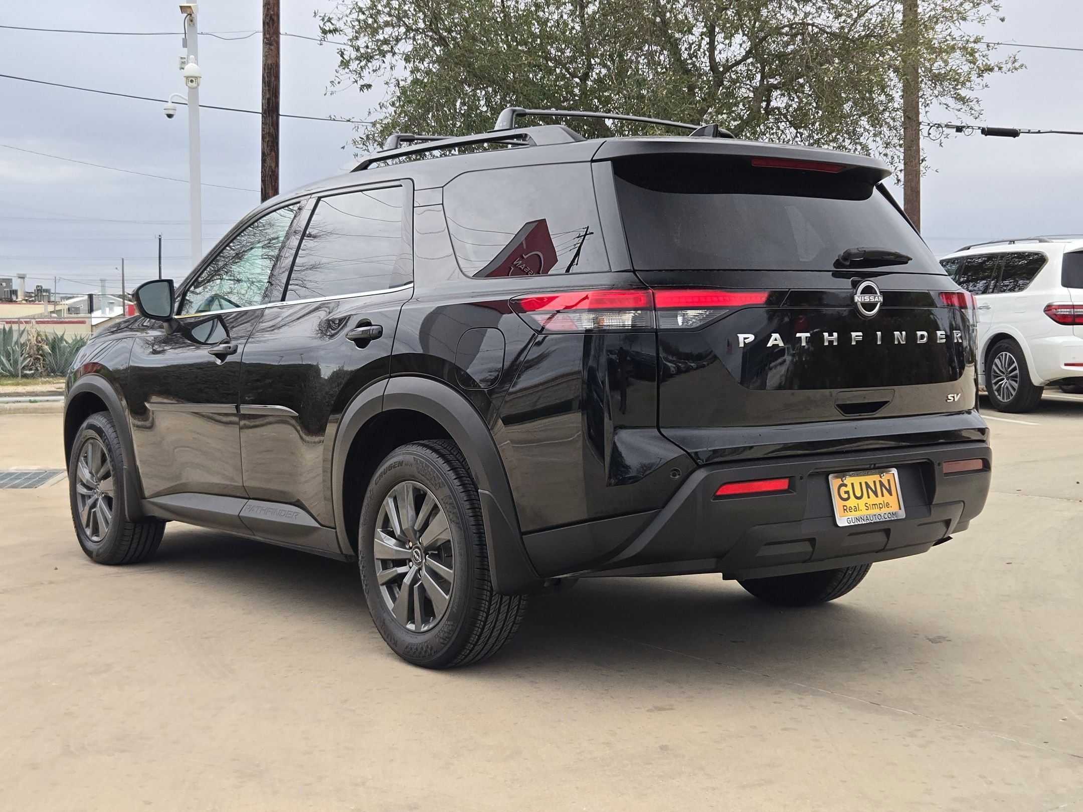 Used 2023 Nissan Pathfinder SV image 5