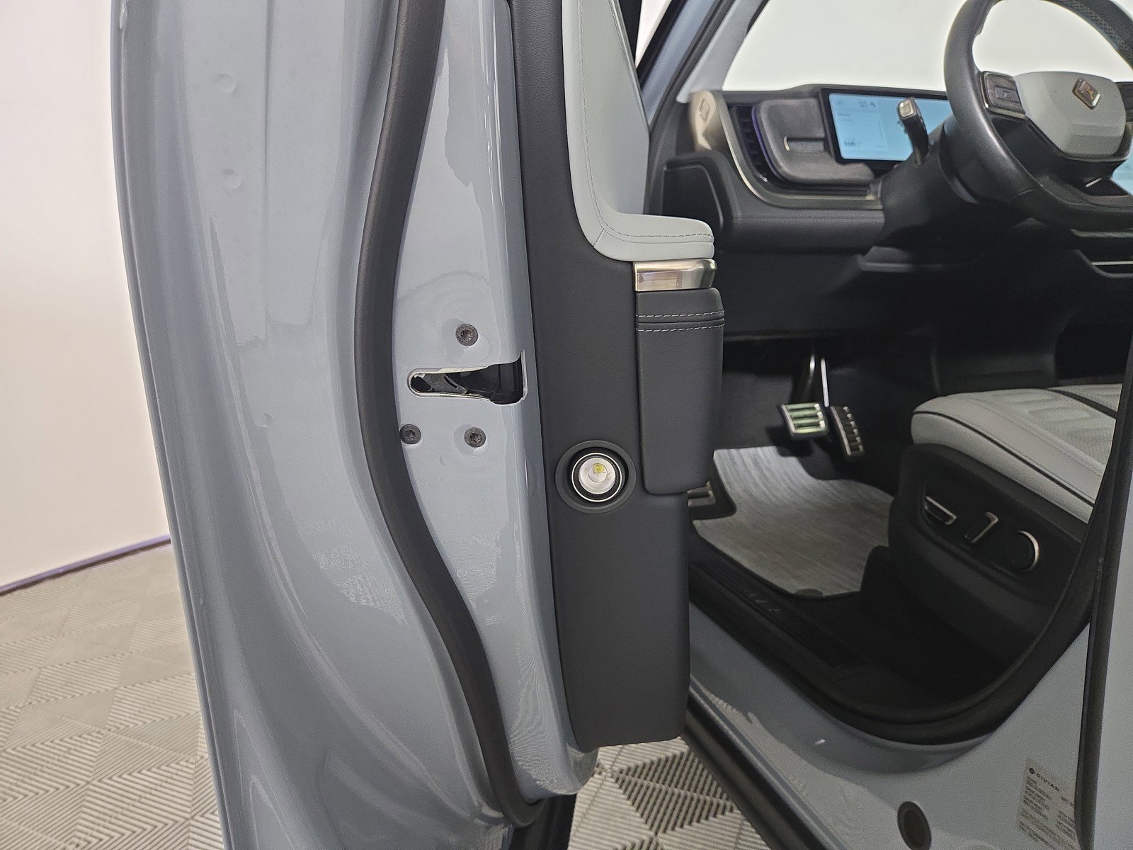 Used 2023 Rivian R1T Adventure AWD/4WD image 30
