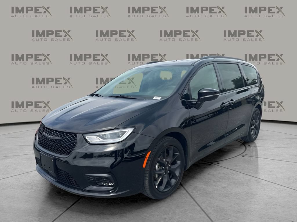 Used 2025 Chrysler Pacifica Limited FWD image 1