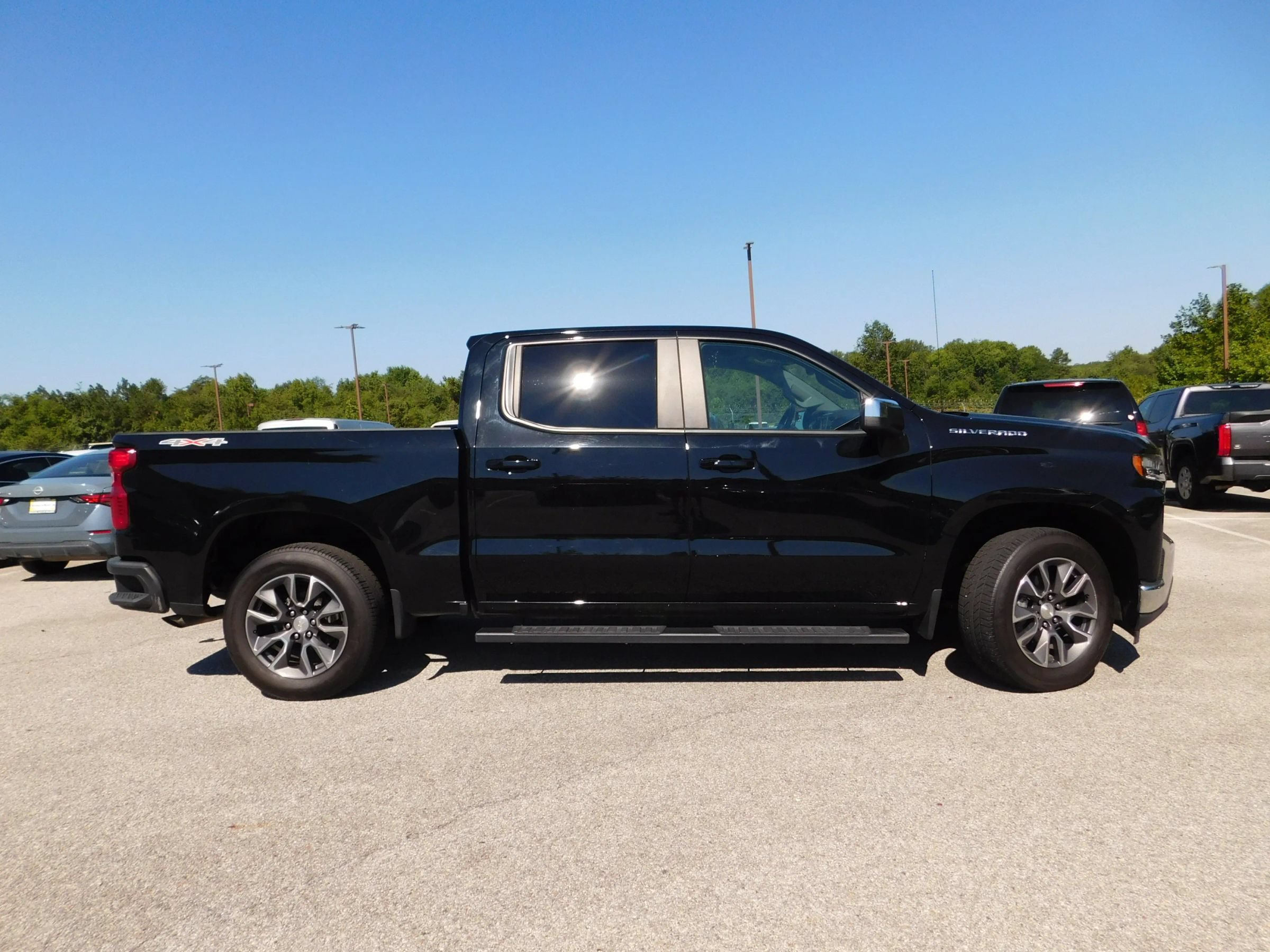 Used 2022 Chevrolet Silverado 1500 LT AWD/4WD image 4