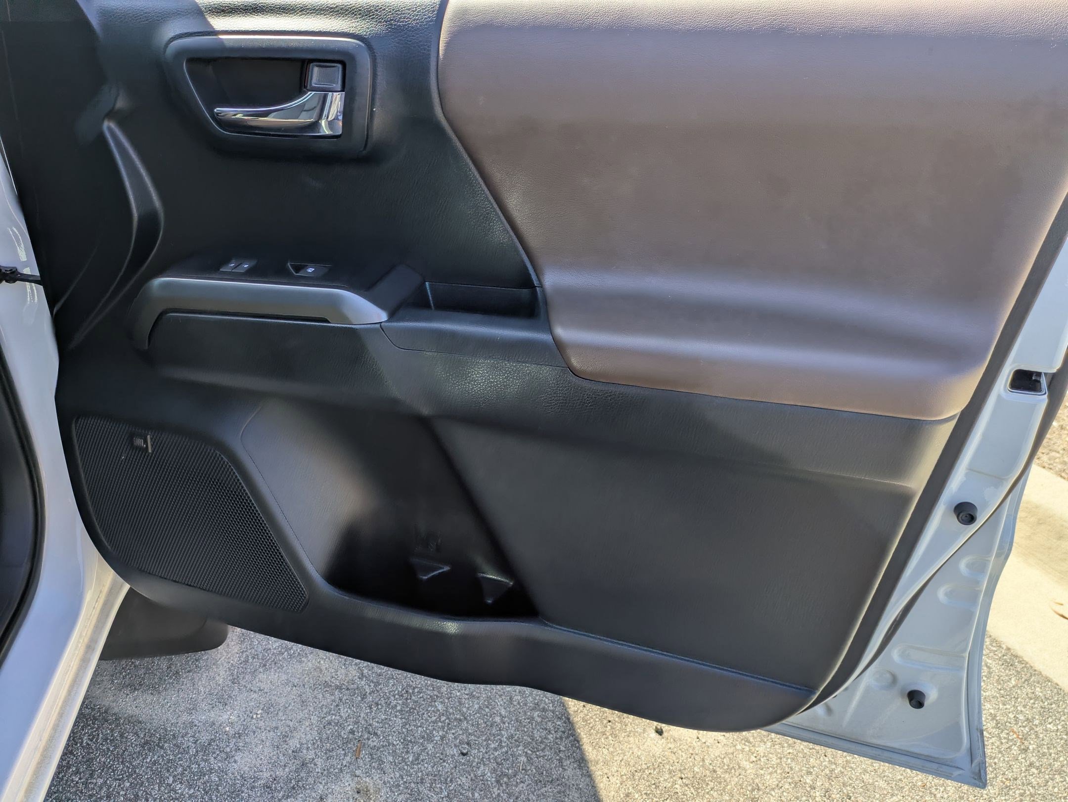 Used 2016 Toyota Tacoma Limited w/ Towing Package image 36