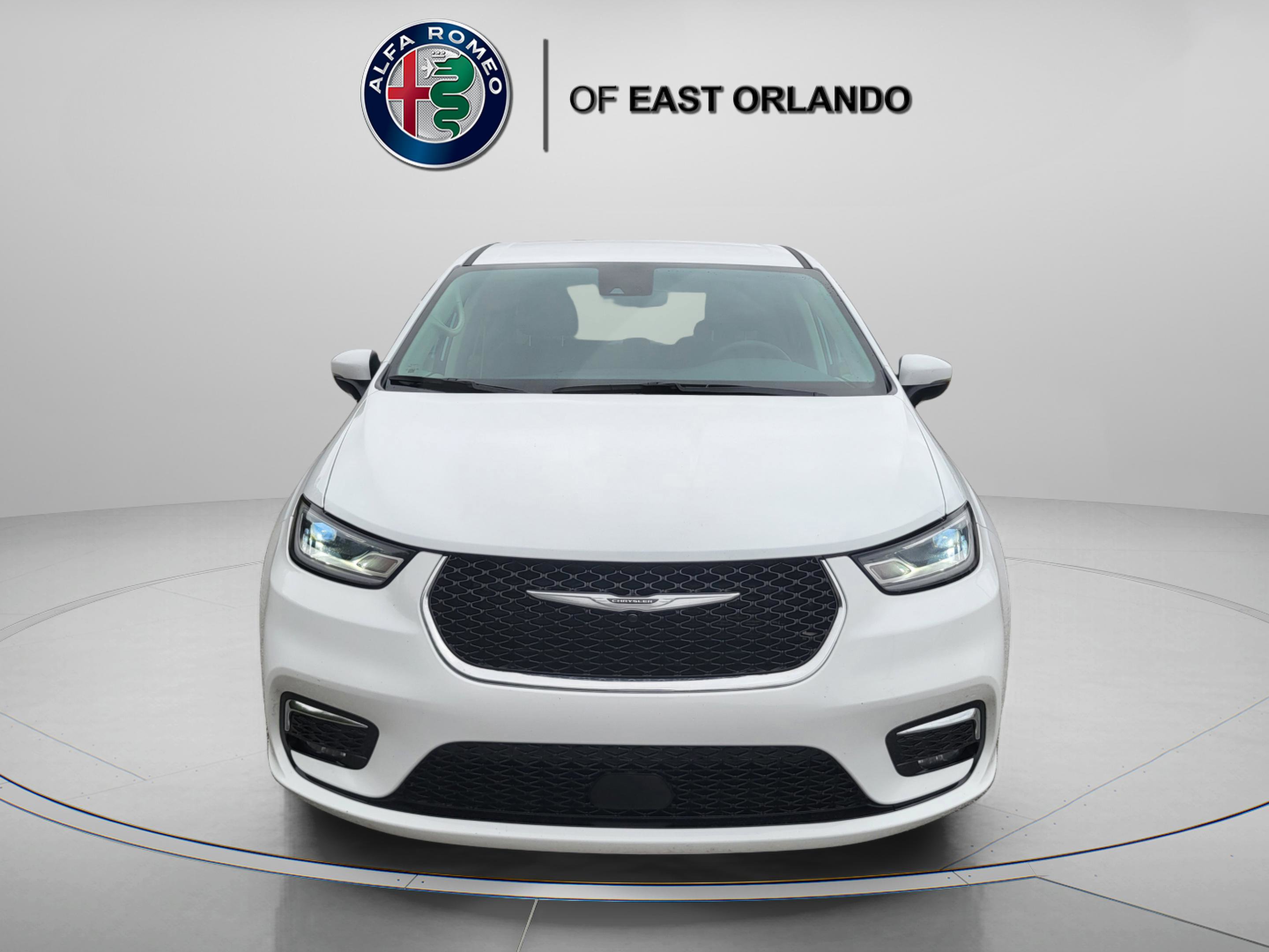 Used 2023 Chrysler Pacifica Touring-L AWD/4WD image 2