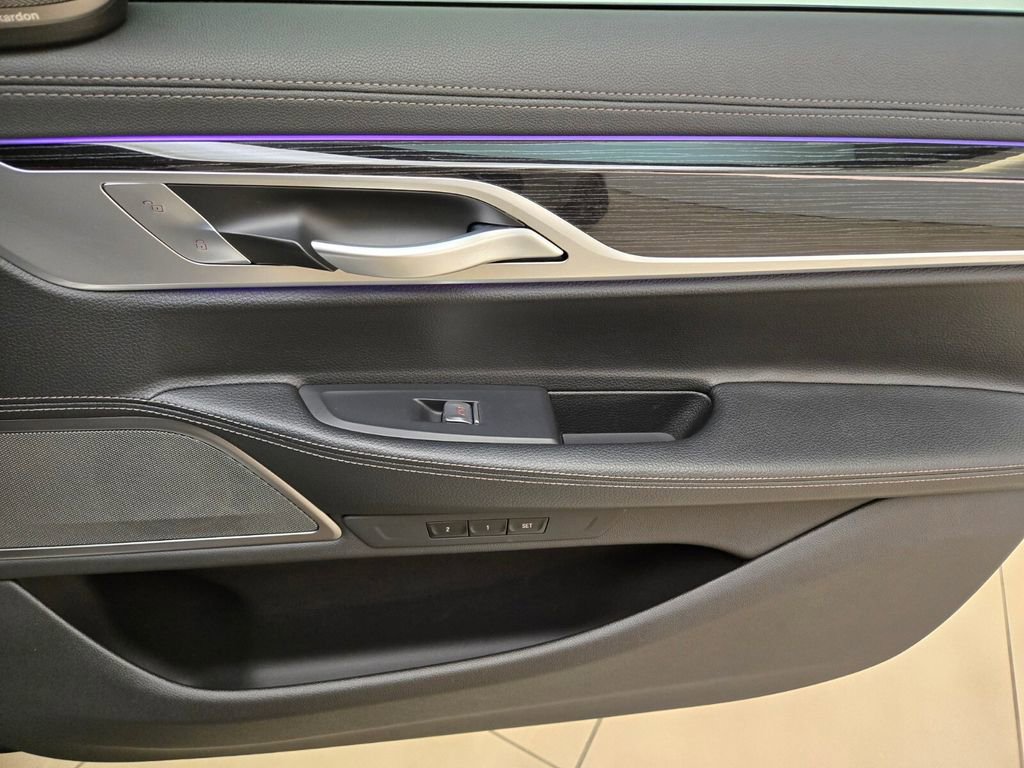 Used 2022 BMW 740i w/ M Sport Package image 28