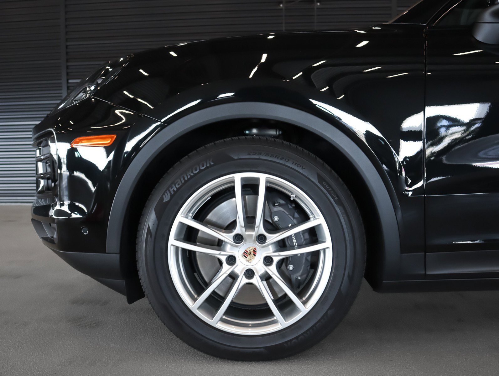 Certified 2025 Porsche Cayenne AWD/4WD image 28