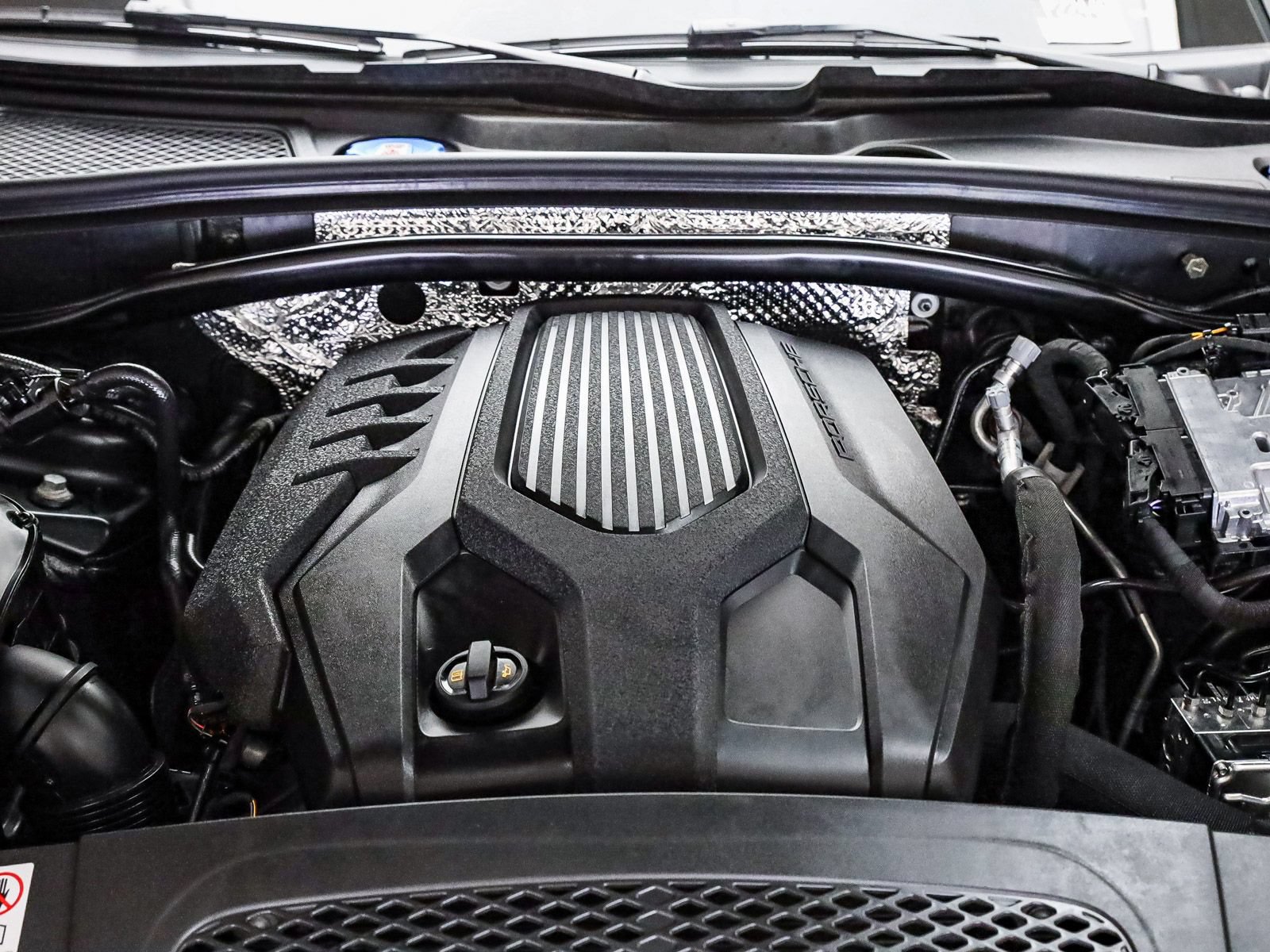 Certified 2025 Porsche Macan AWD/4WD image 32