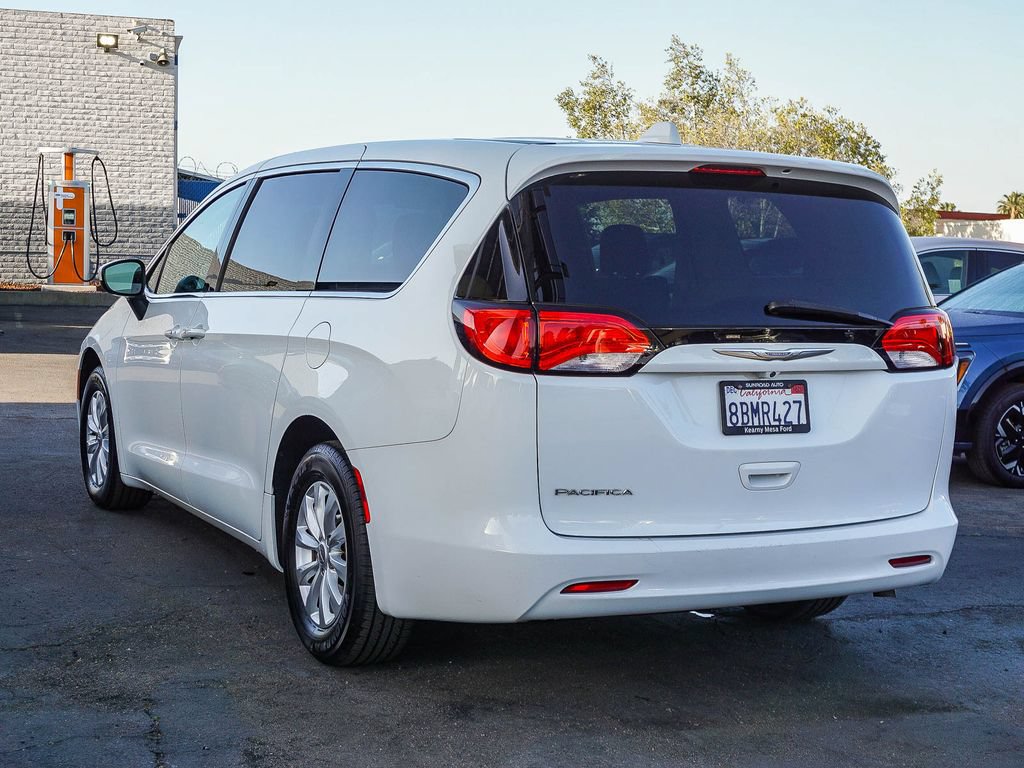 Used 2017 Chrysler Pacifica Touring w/ Tire & Wheel Group FWD image 5