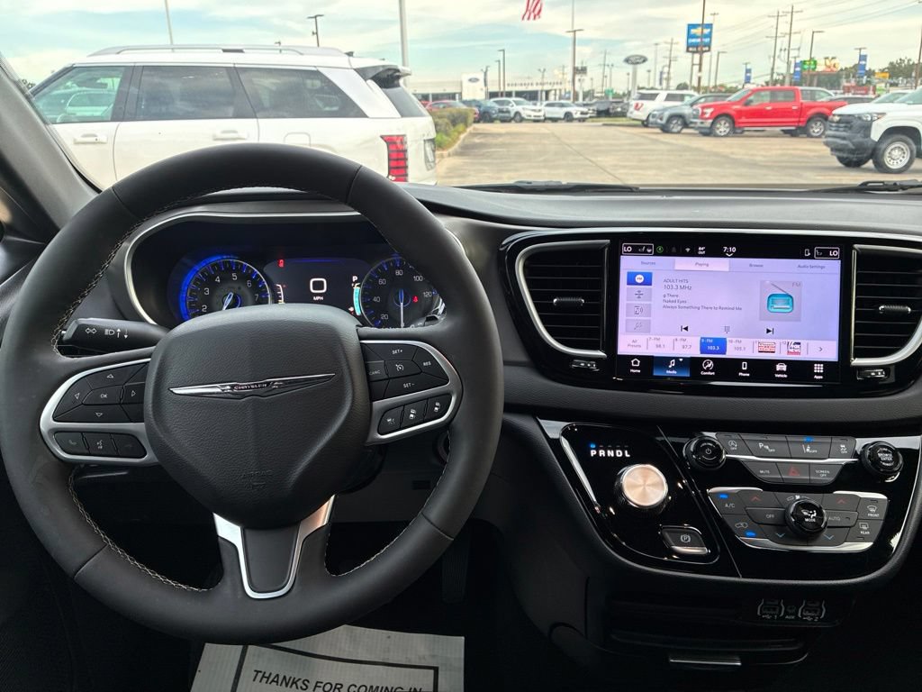Used 2025 Chrysler Pacifica Select FWD image 18