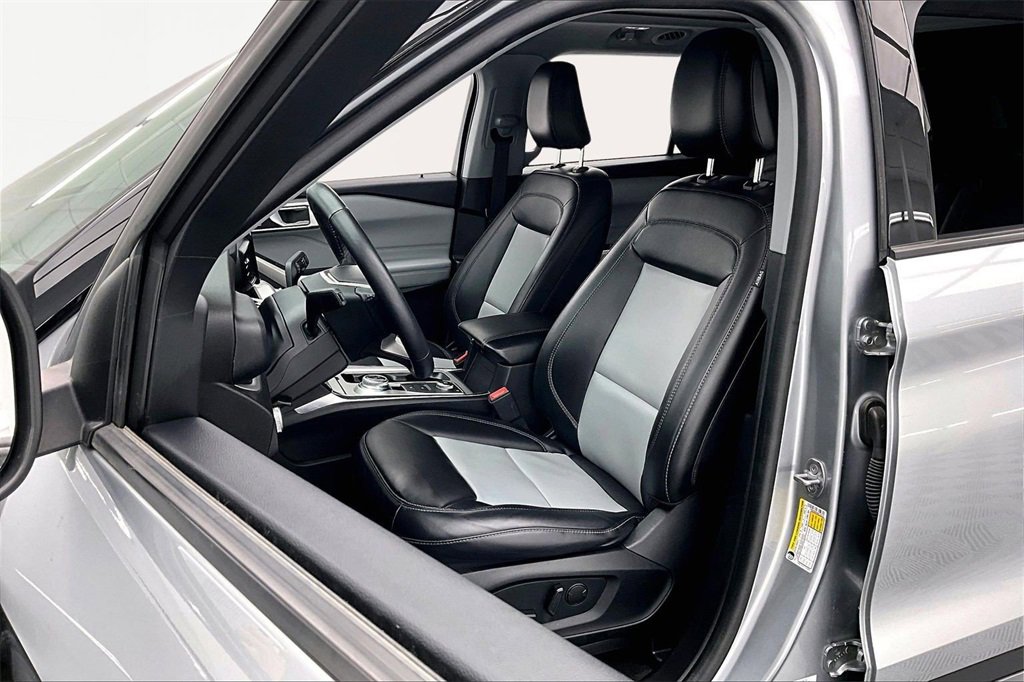 Used 2022 Ford Explorer XLT w/ Equipment Group 202A image 25