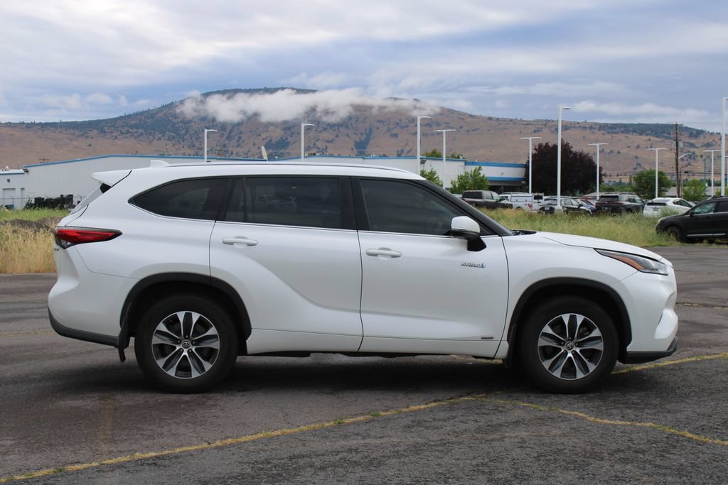 Used 2021 Toyota Highlander XLE AWD/4WD image 7