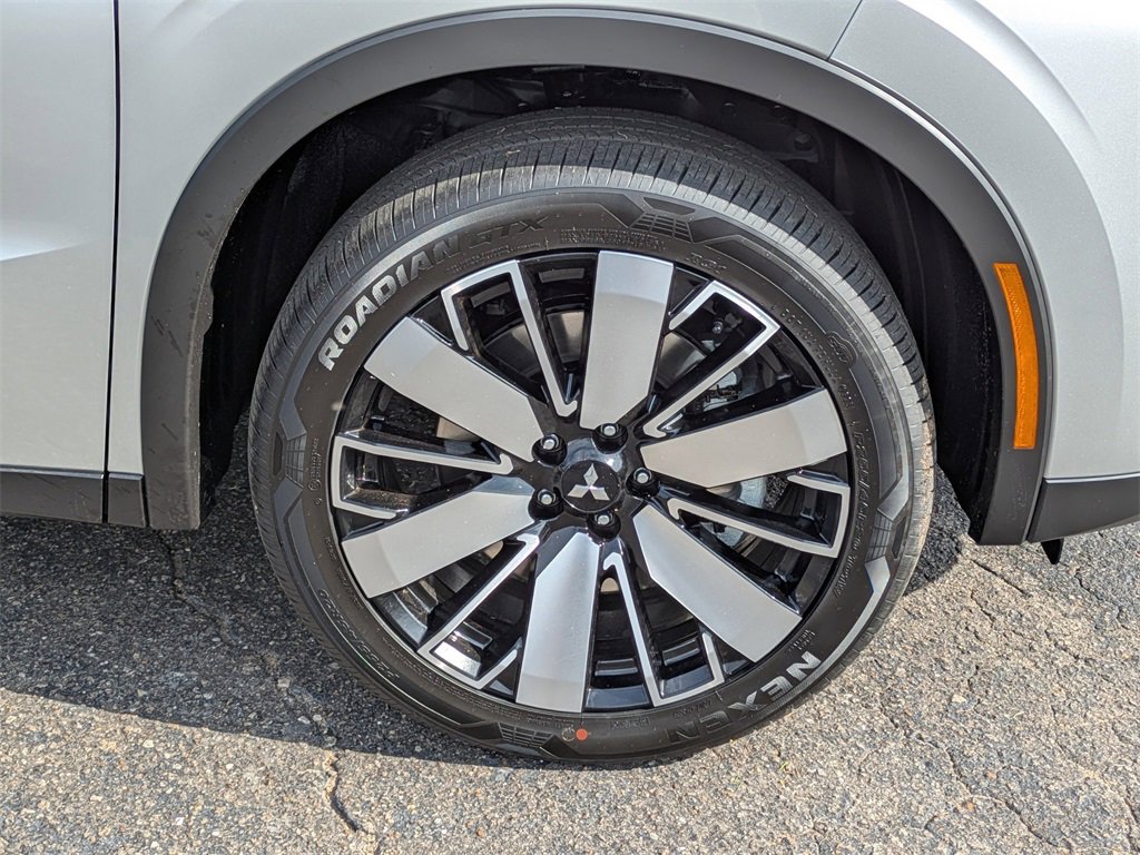 New 2025 Mitsubishi Outlander SE image 11