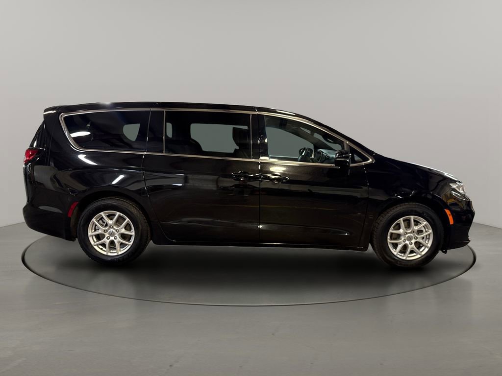 Used 2025 Chrysler Pacifica Select image 8