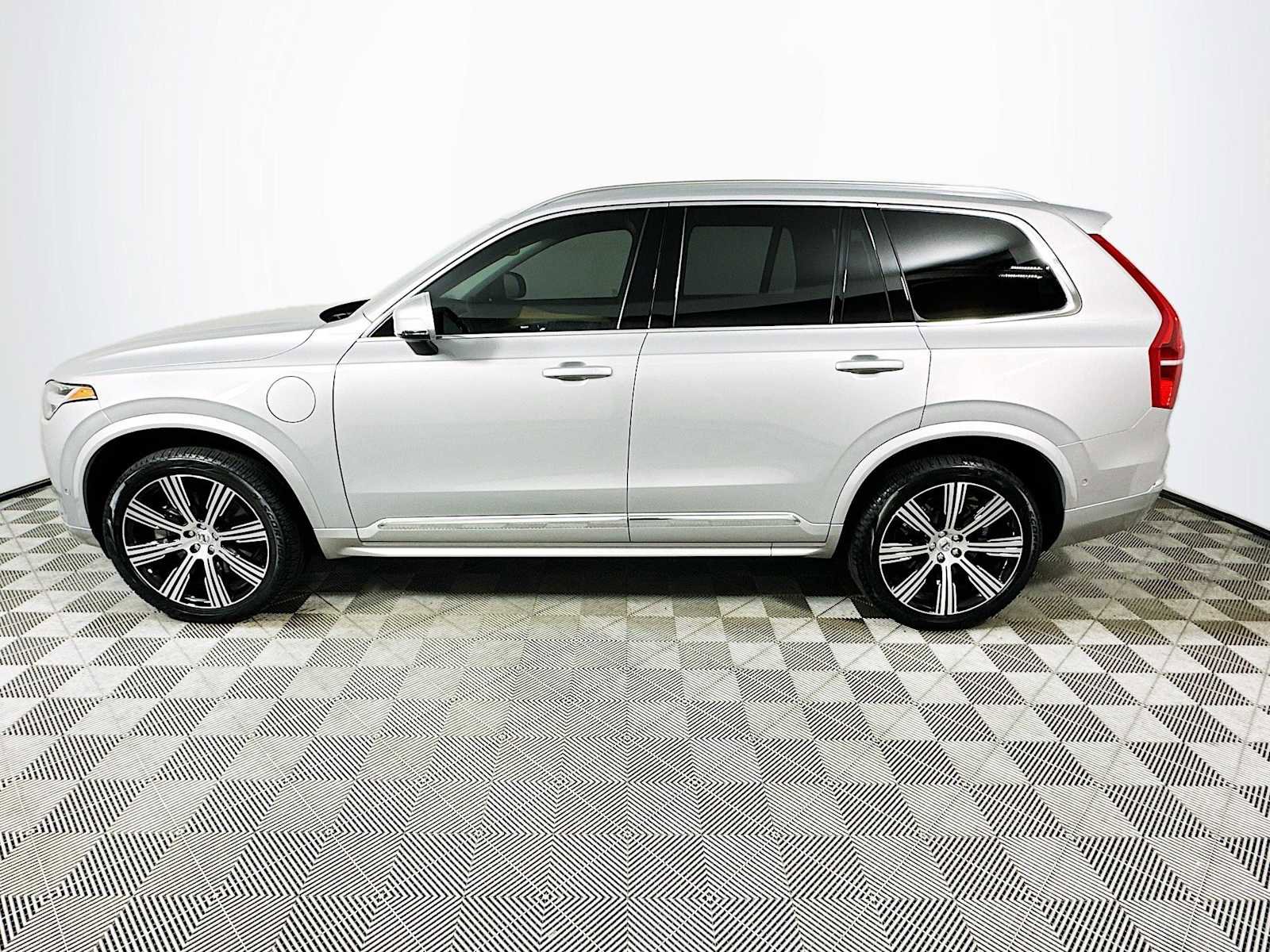 Certified 2025 Volvo XC90 T8 Plus w/ Protection Package Premier image 4