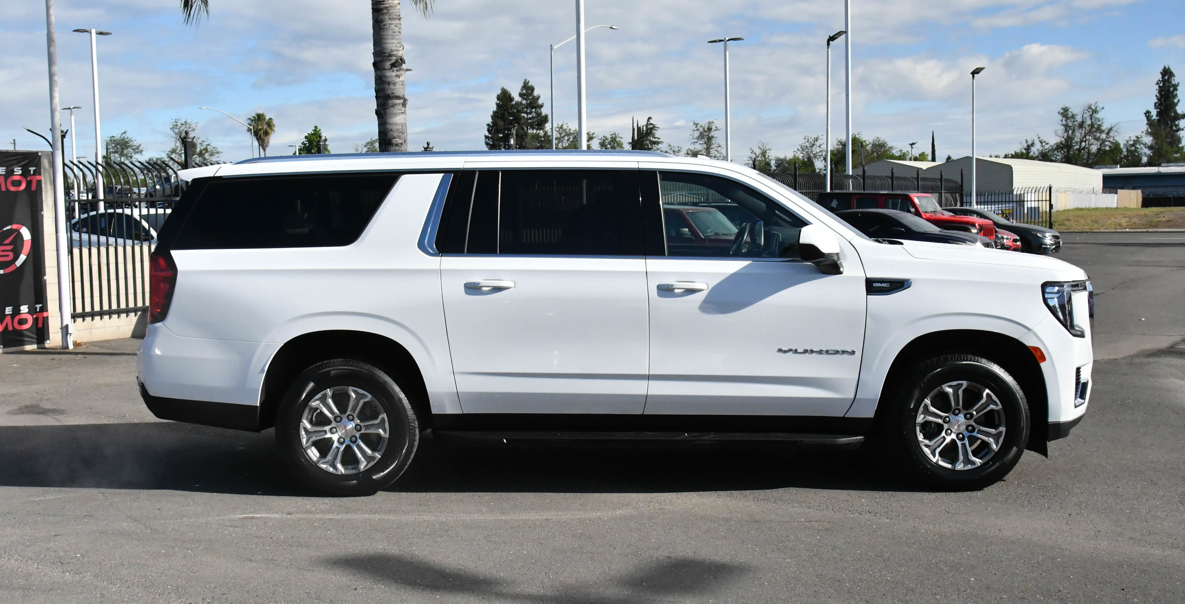 Used 2023 GMC Yukon XL SLE RWD image 9