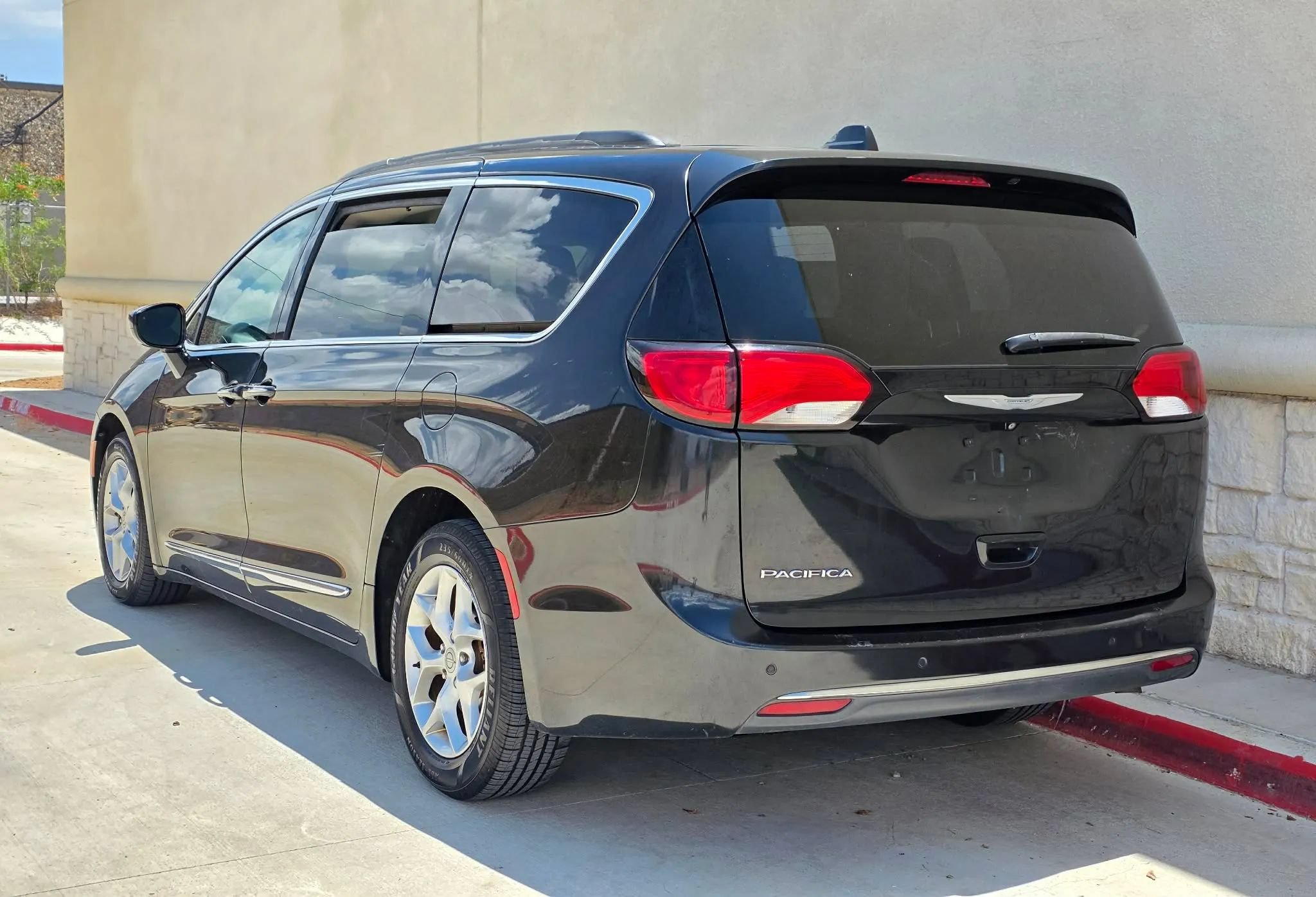 Used 2017 Chrysler Pacifica Touring-L w/ Tire & Wheel Group FWD image 5