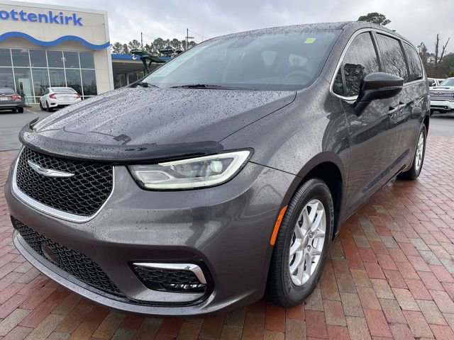 Used 2023 Chrysler Pacifica Touring-L image 1