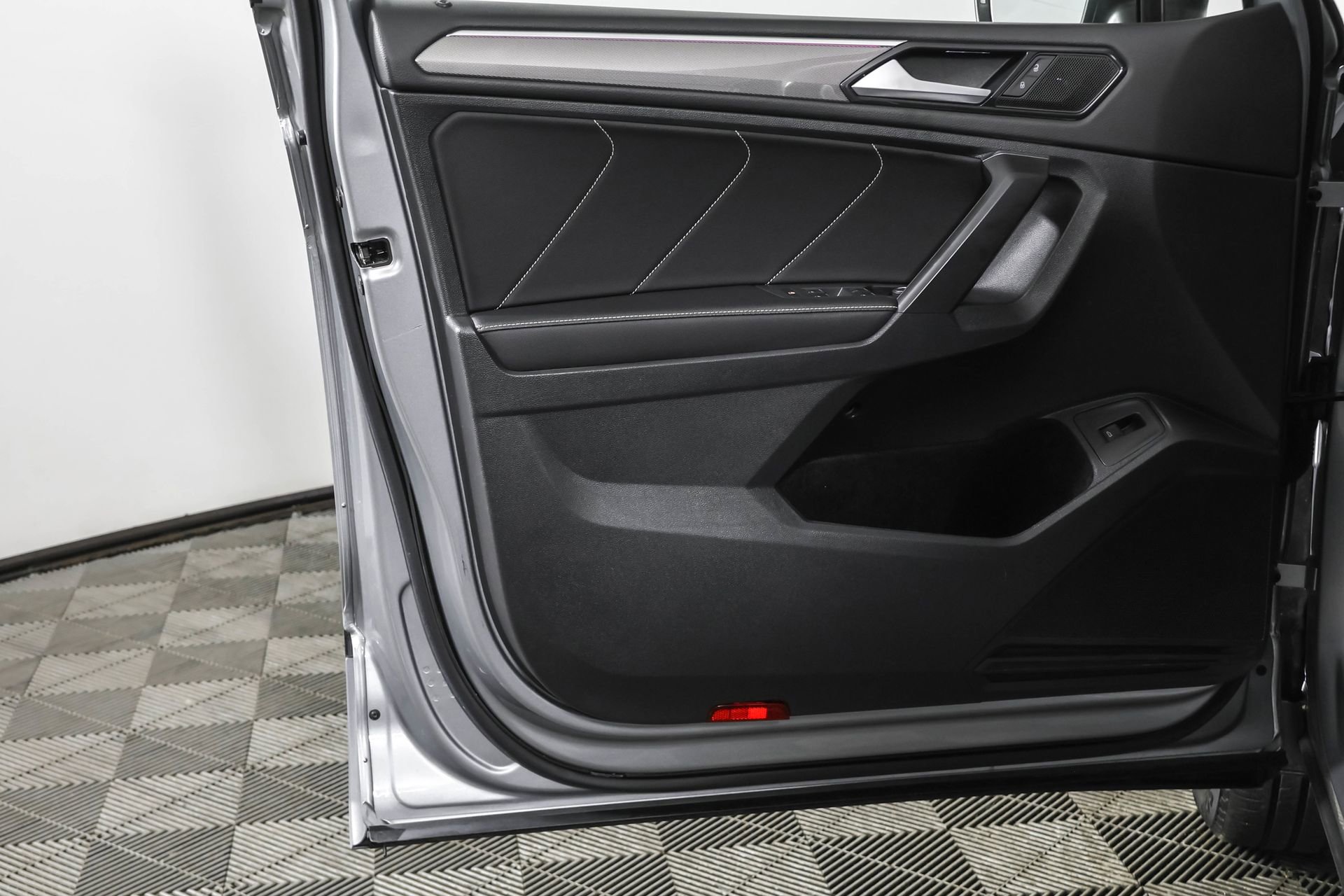 Used 2022 Volkswagen Tiguan SE R-Line image 32