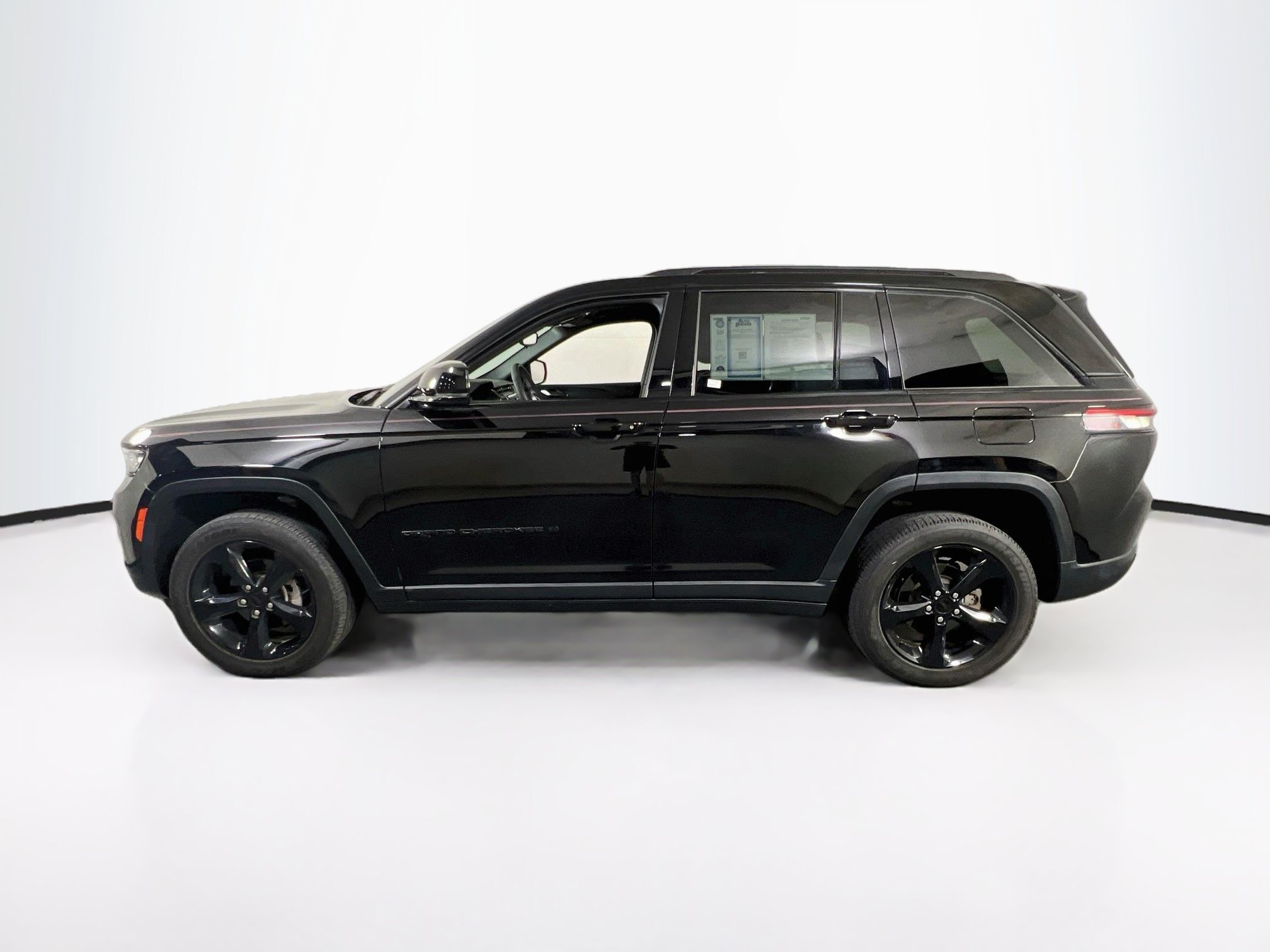 Used 2023 Jeep Grand Cherokee Altitude AWD/4WD image 8