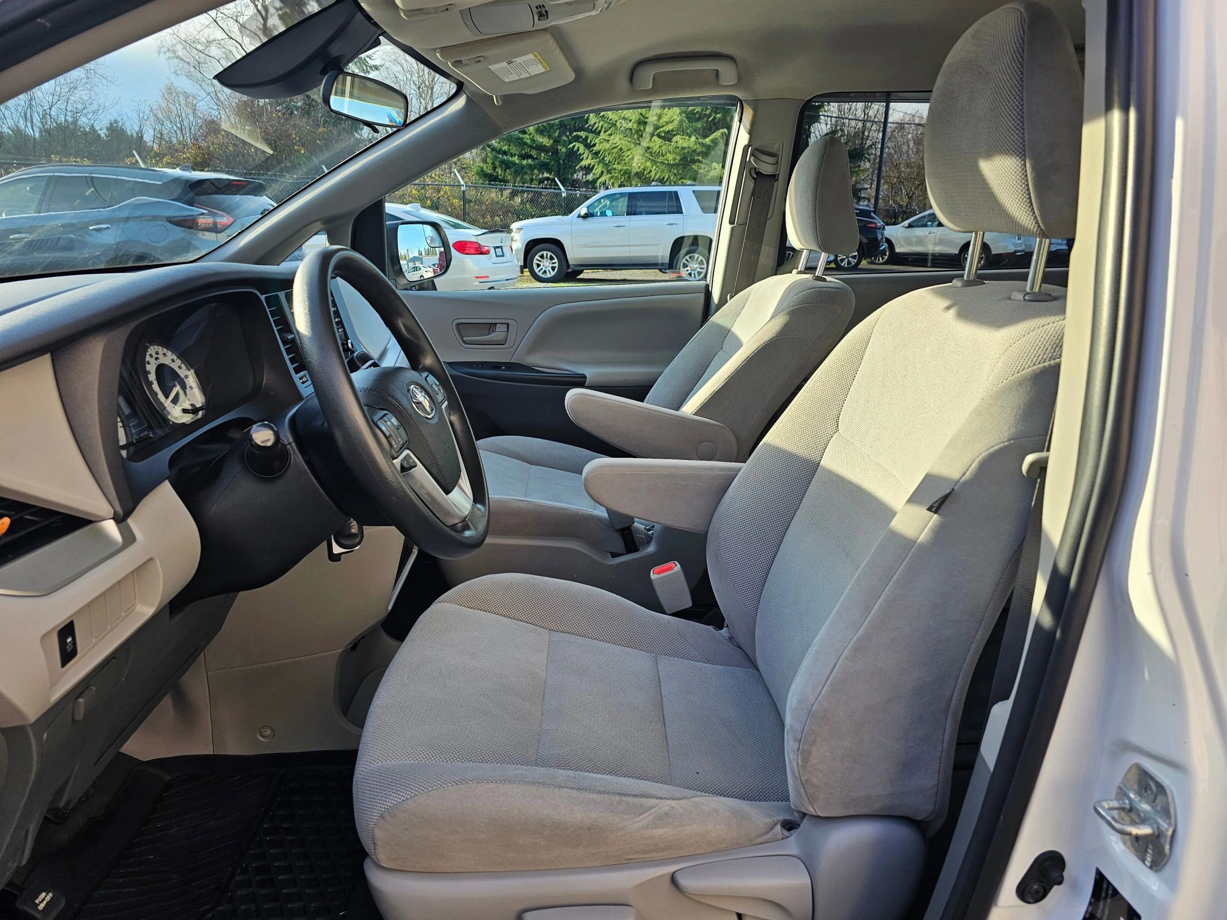 Used 2020 Toyota Sienna L image 22